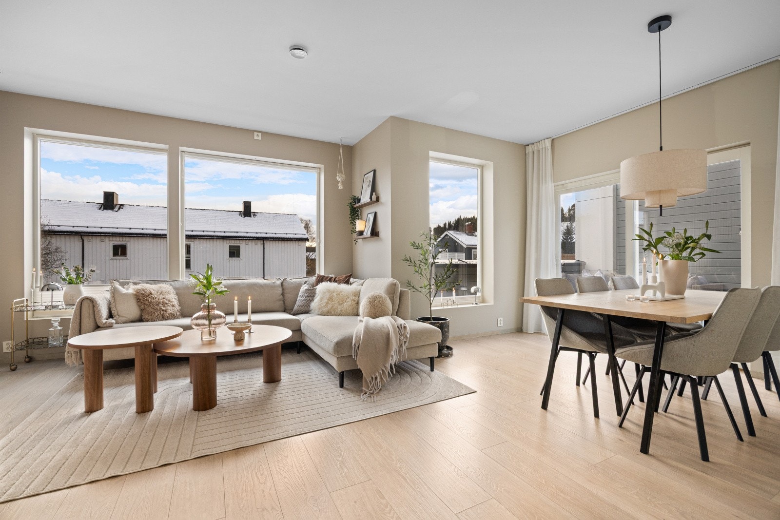 Rikelig med vinduer som gir godt med innlys. Galleribilde