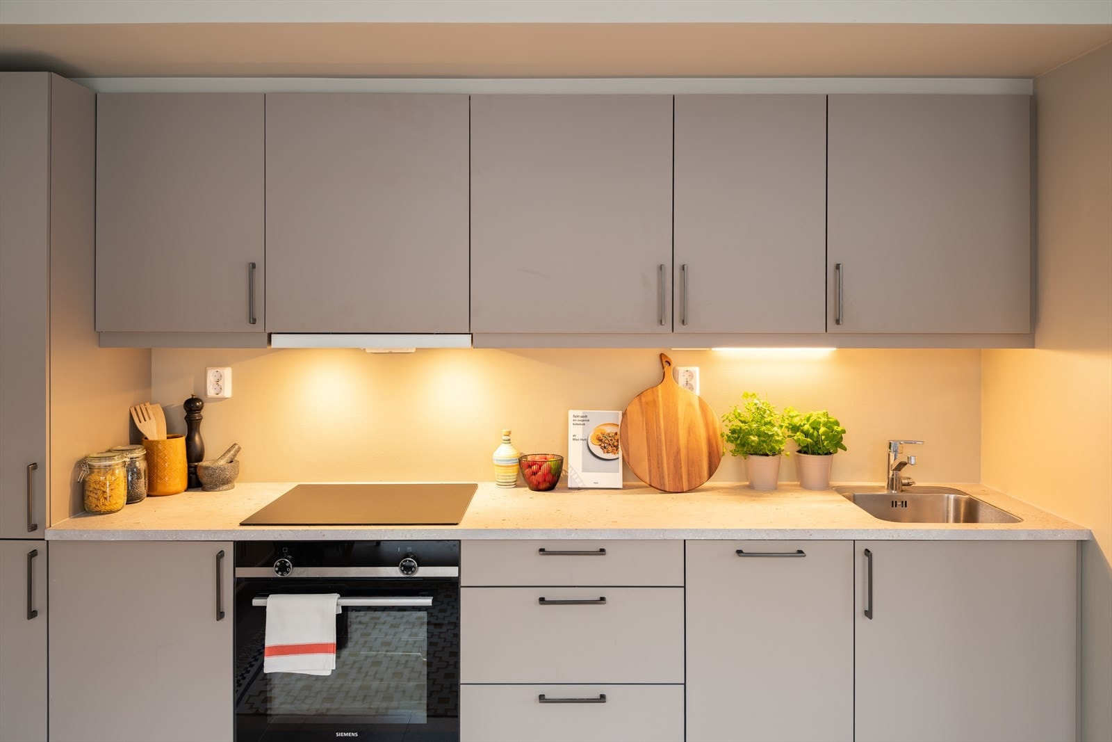 Kjøkkenet er fra kvalitetsleverandøren HTH. Integrerte hvitevarer medfølger naturligvis handelen. Galleribilde