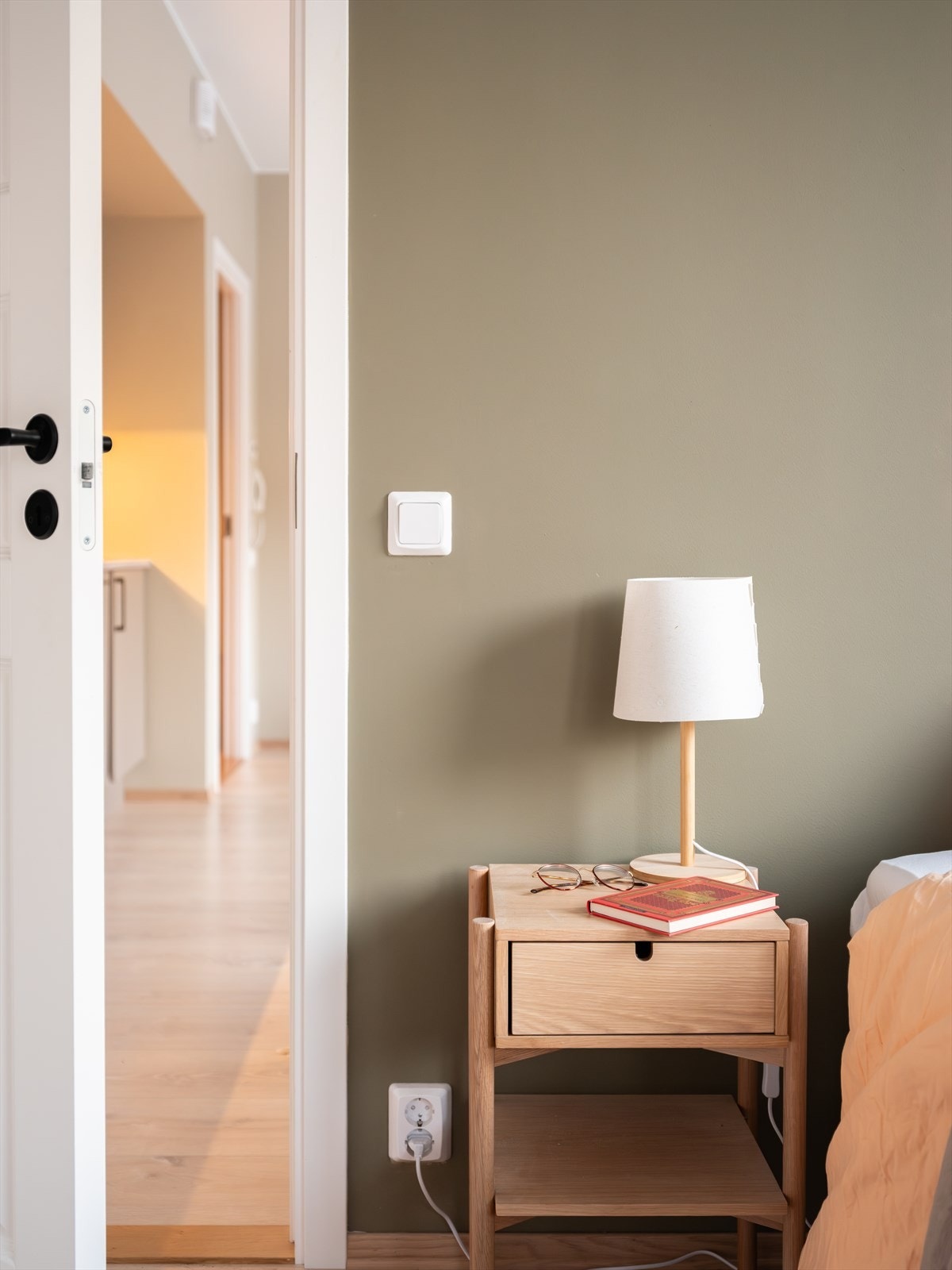 Dagens eier har malt opp soverommet i en lun og tidsriktig farge. Galleribilde