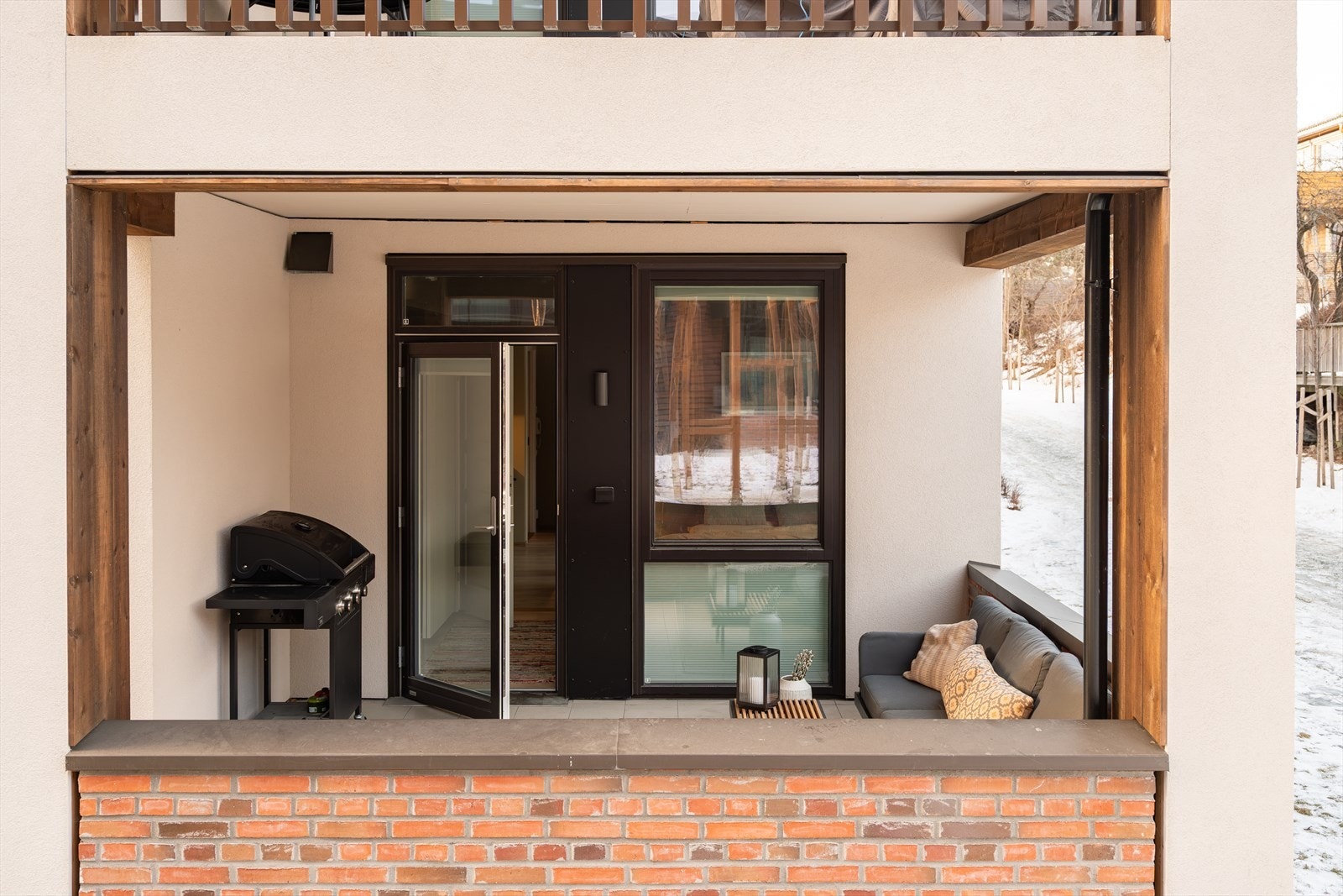 Det er stikkontakt på terrassen. Beliggende i første etasje har man enkel adkomst ut til felles grøntområder. Perfekt dersom du har dyr. Galleribilde