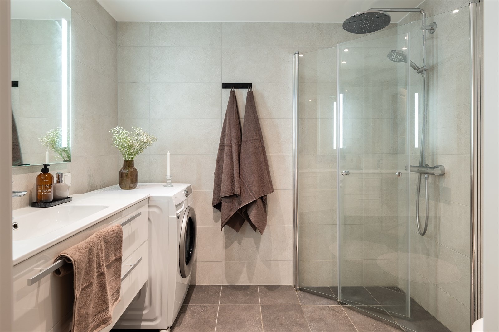 Badet er på 4,5m² og innehar alt man trenger av moderne fasiliteter. Her får du innfellbare dusjdører, vegghengt toalett, opplegg for vaskemaskin og varme i gulv. Galleribilde