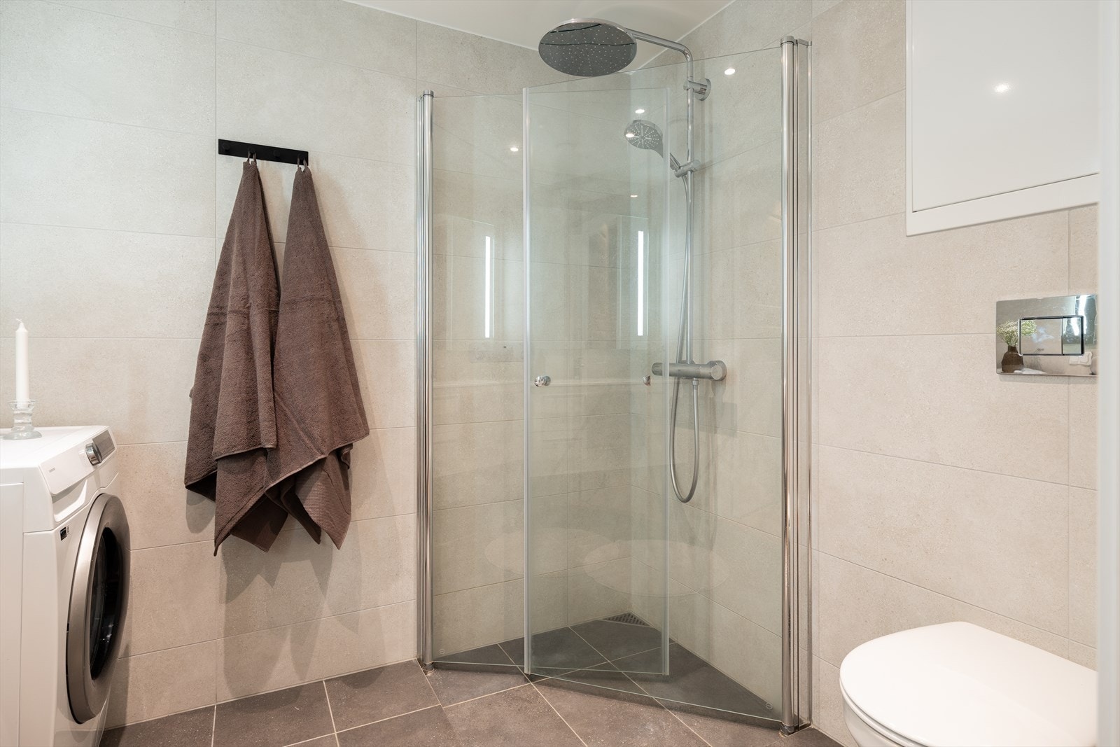 På baderommet ble det gjort tilvalg med regndusj i krom. Galleribilde