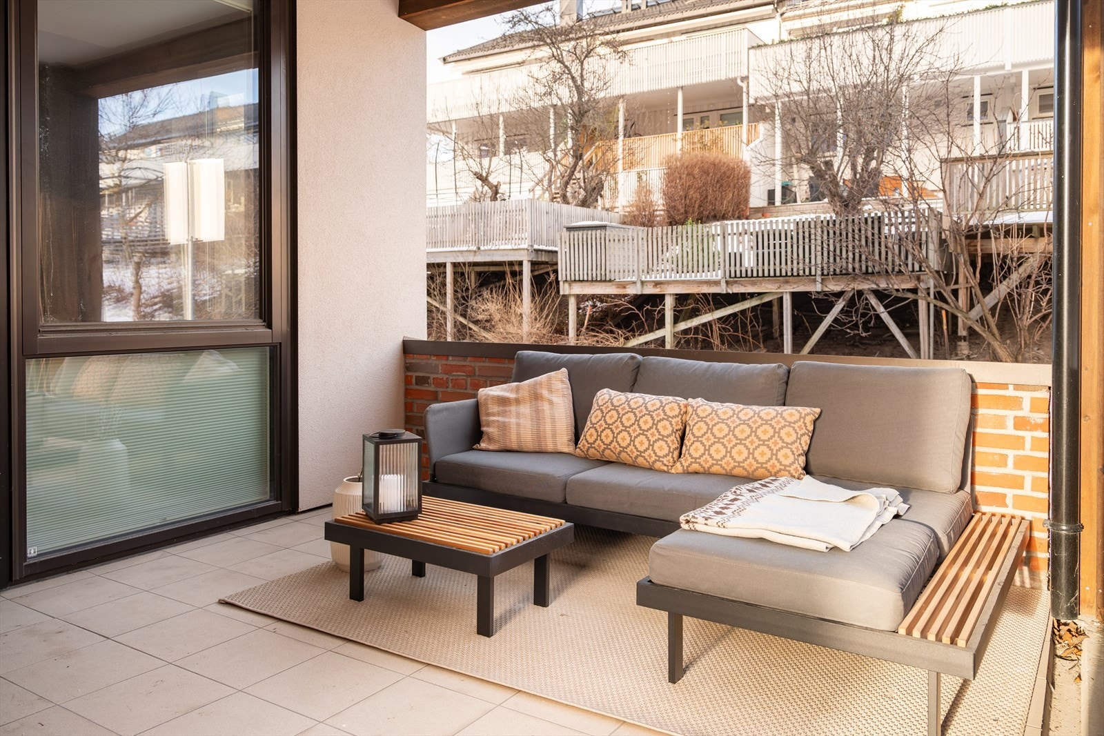 Terrassen byr på ca. 6 timers morgensol på sommeren, hvor man får solen fra rundt kl. 08:00. Galleribilde