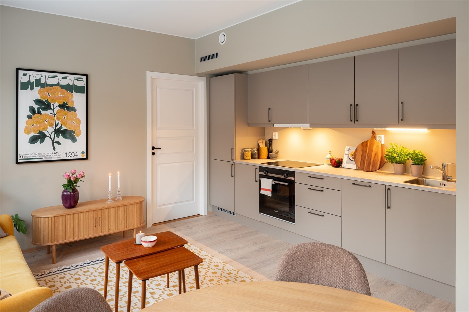 Det er gjort en rekke gode tilvalg på leiligheten. Blant tilvalgene gjort på kjøkkenet er det valgt kjøkkenfronter i modellen Stockholm, benkeplate i Sandsten og underlimt vask. Galleribilde