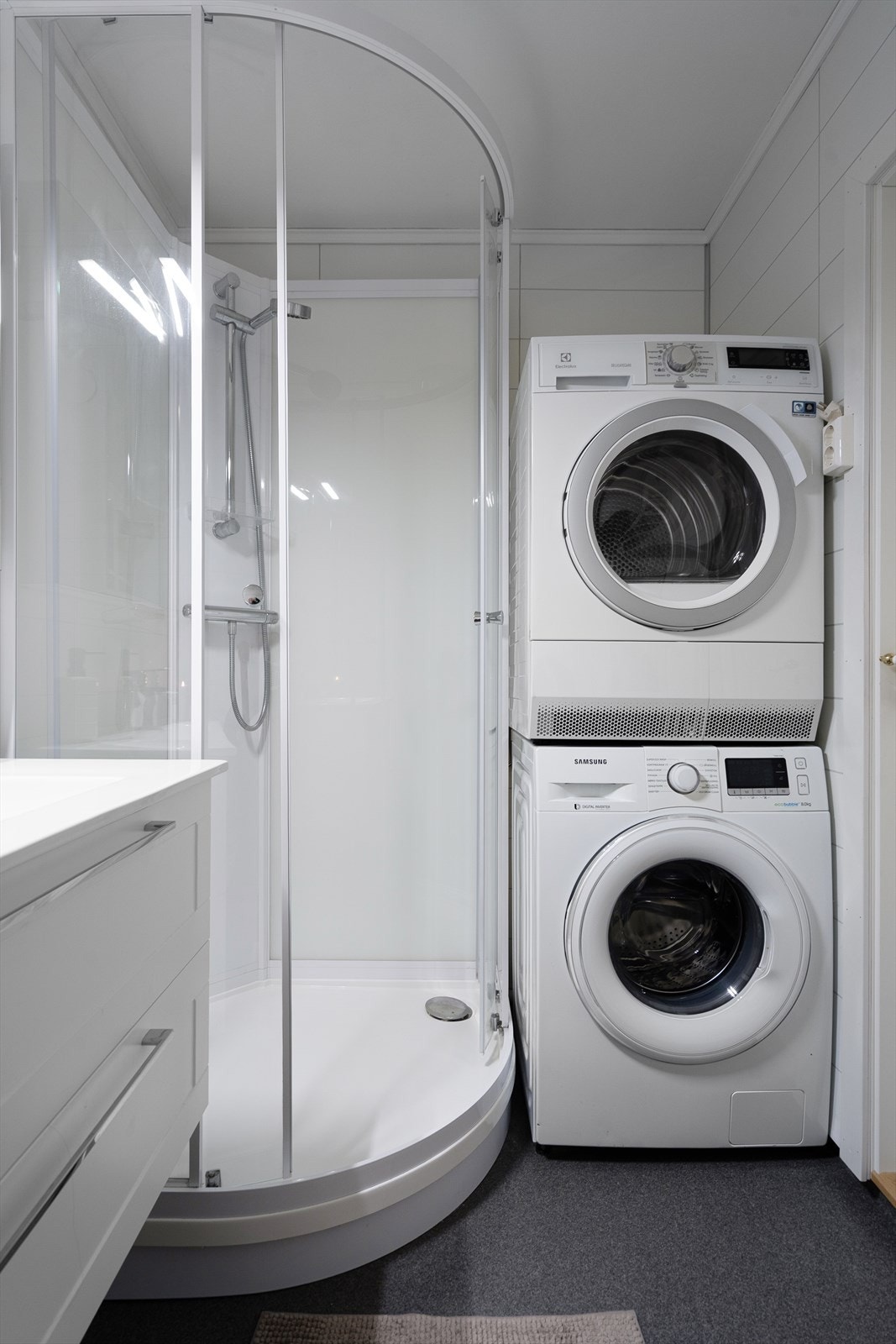 Det er opplegg for vaskemaskin og tørketrommel på badet. Galleribilde