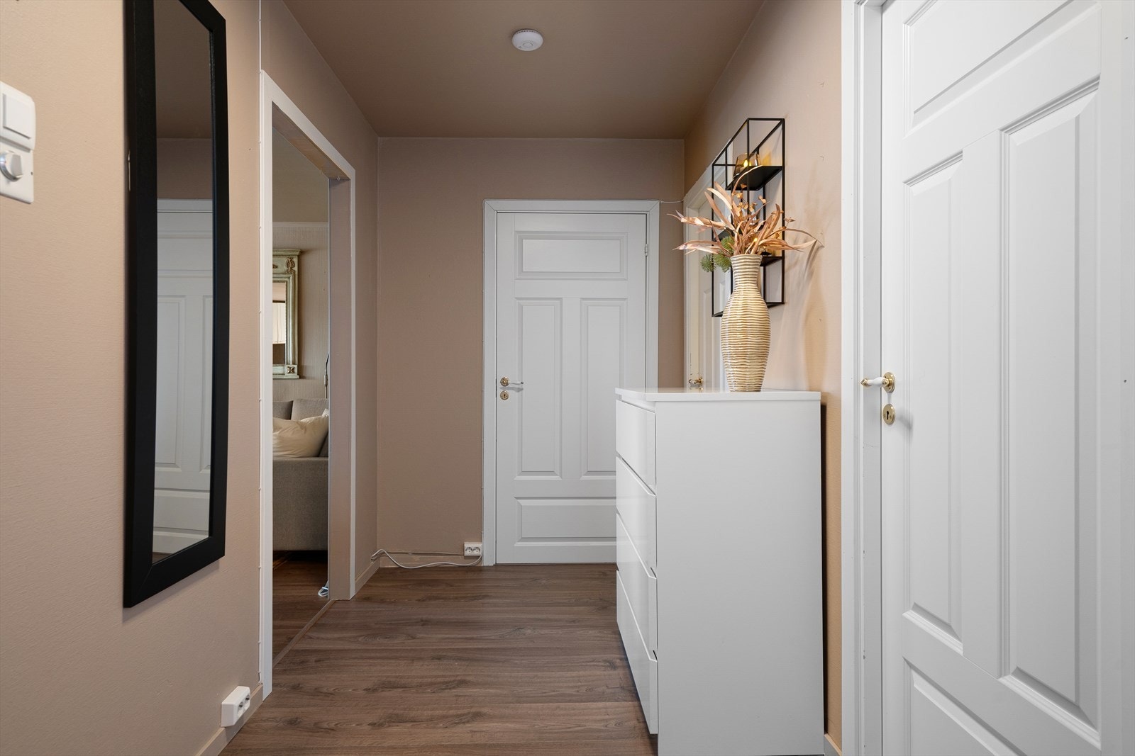 Entré med god plass til å henge fra seg yttertøyet. Ytterligere oppbevaring i innvendig bod. Galleribilde