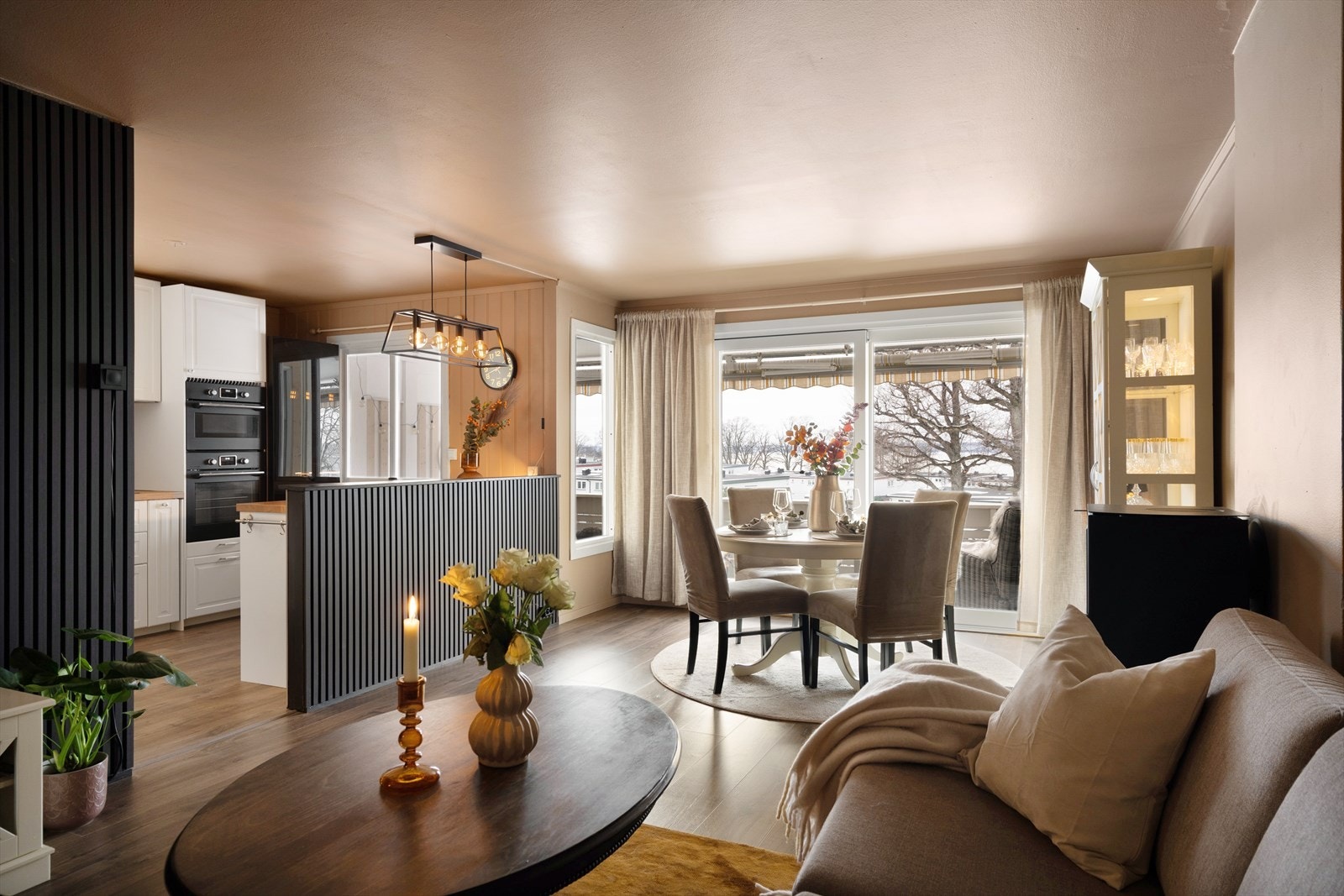 Store vindusflater sørger for gode innvendige lysforhold. Galleribilde