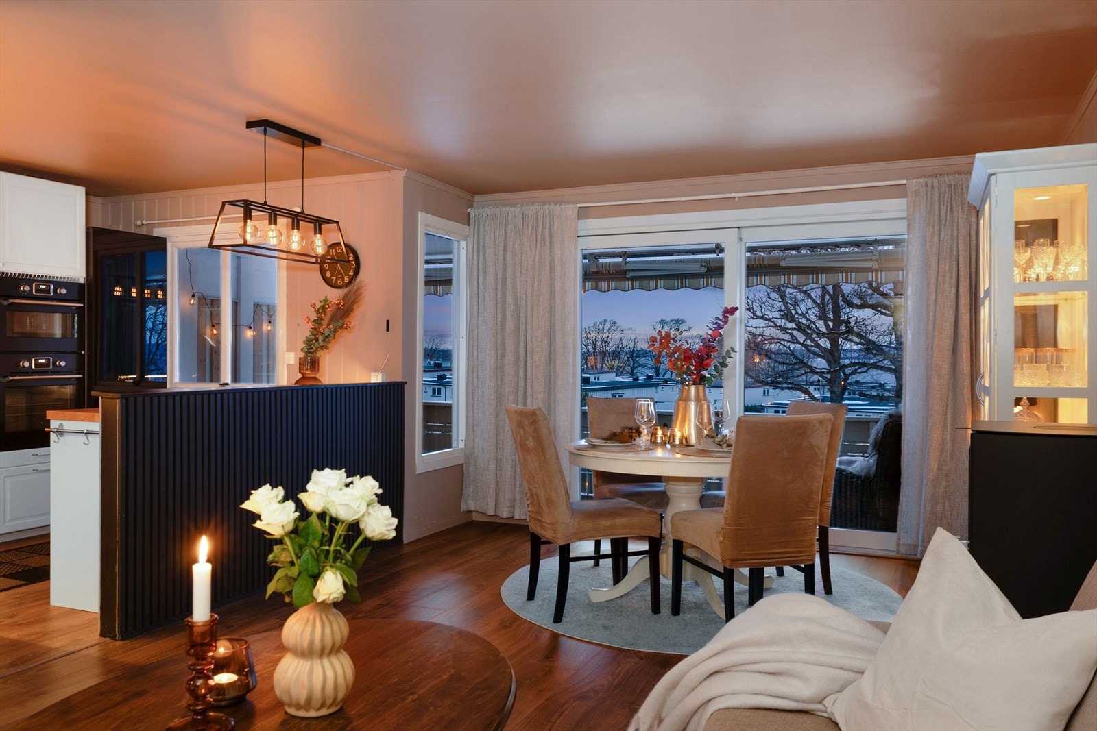 Spisestuen får sin naturlige plassering i tilknytning til kjøkkenet. Galleribilde