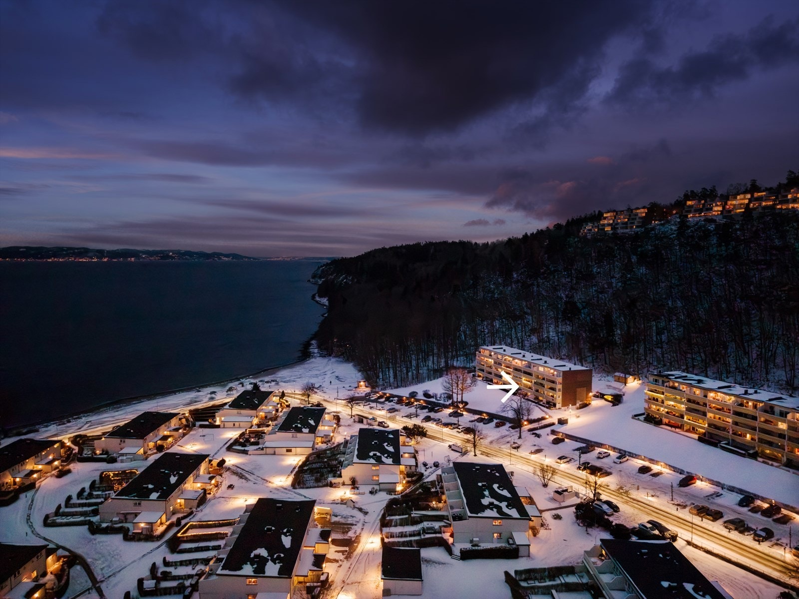 En leilighet med ettertraktet beliggenhet i 1. etasje i nederste blokken i alléen. Galleribilde