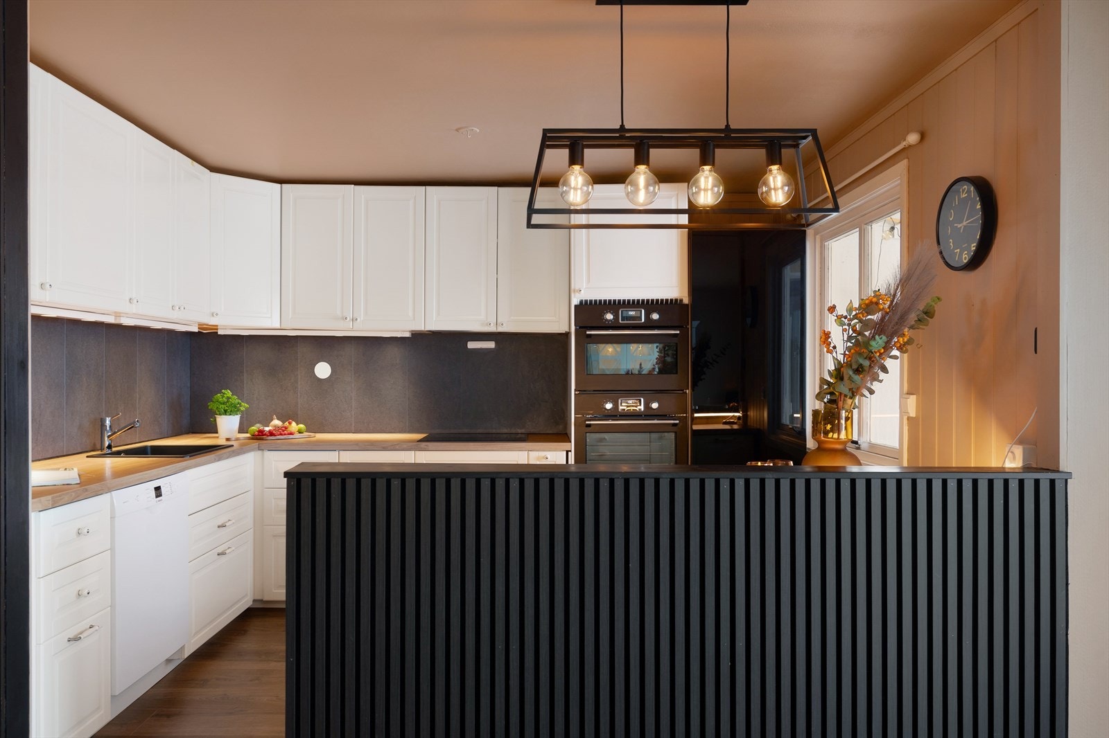 Pen kjøkken med rikelig av både skapplass og benkeplass. Galleribilde