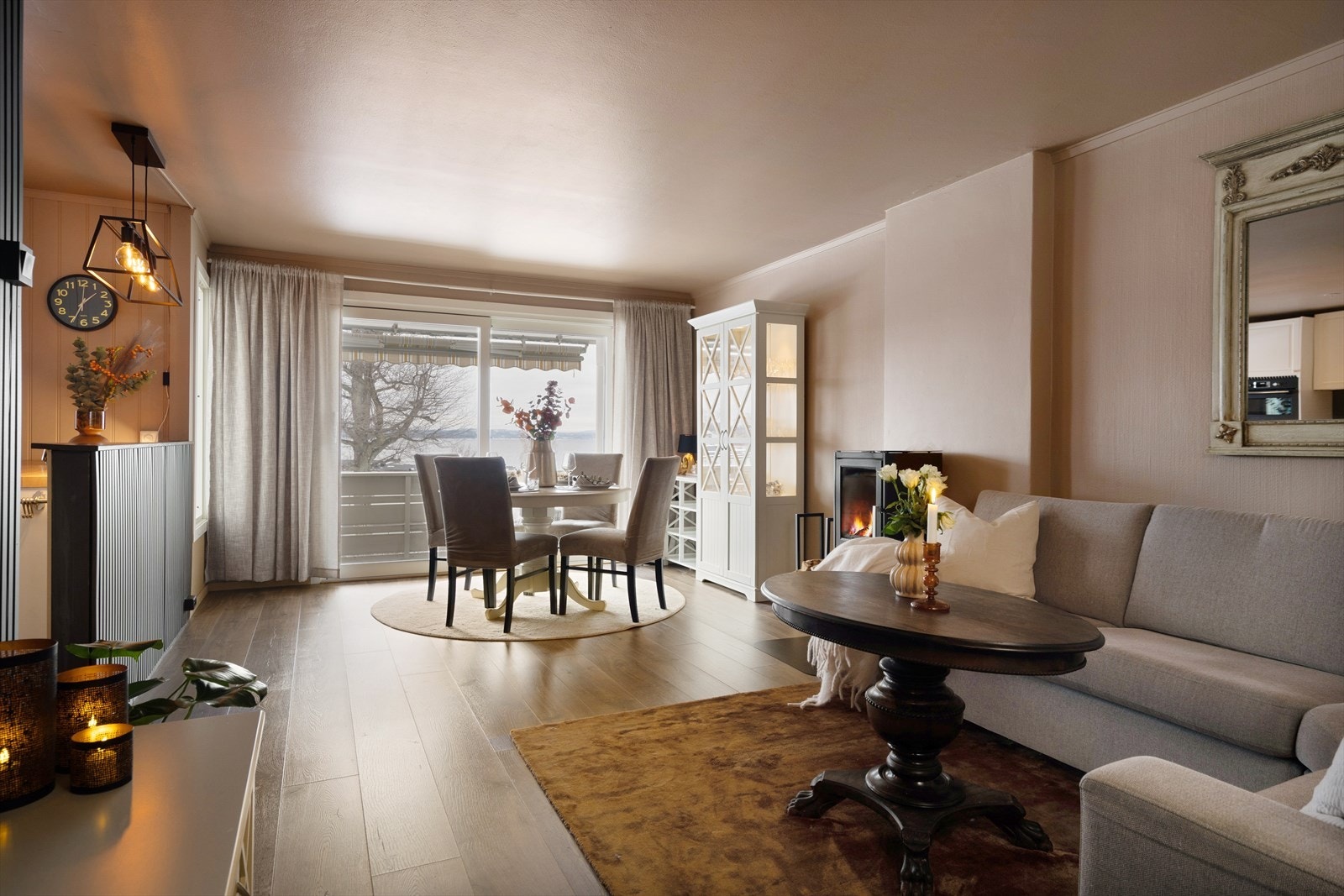 I stuen er det god plass til både sofagruppe med tilhørende møblement og spisebord. Galleribilde