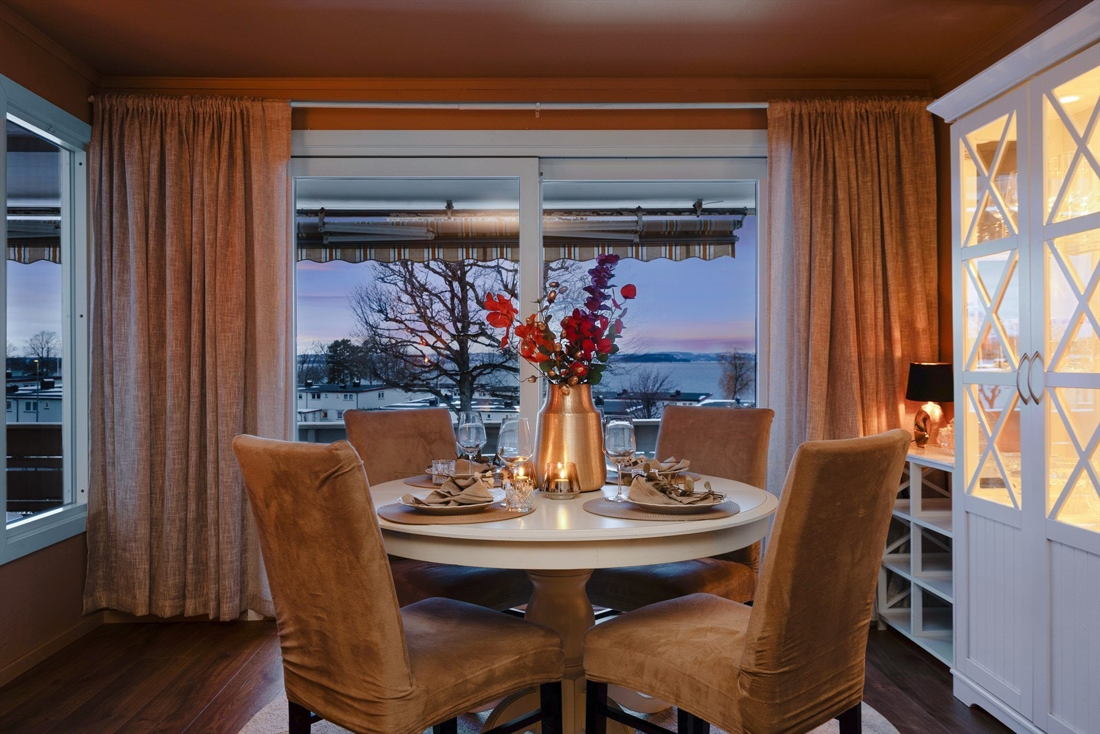 Her kan man nyte et bedre måltid mens man hviler øynene på sjøen. Galleribilde