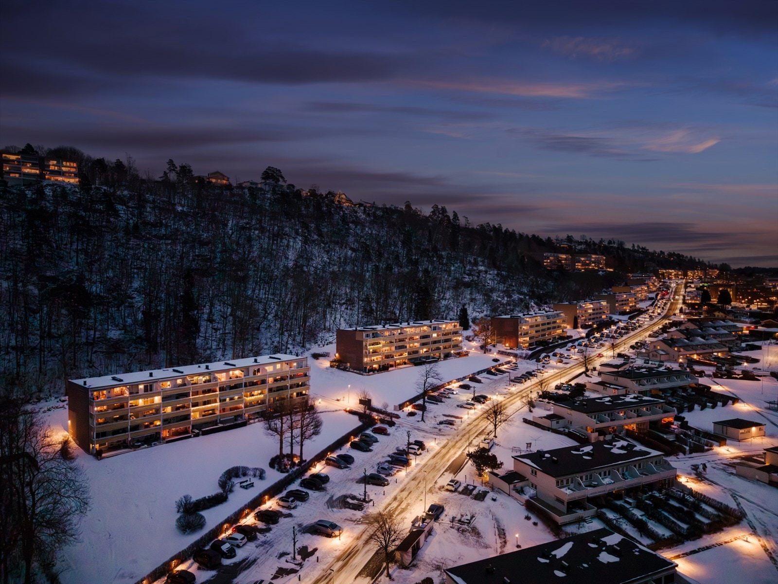 Parkeringsplass på felles parkeringsplass foran blokken. Galleribilde