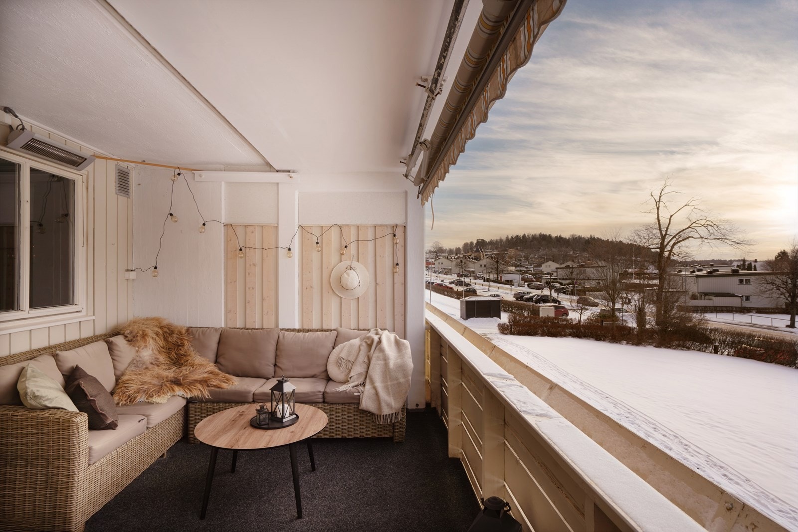 Vestvendt balkong med gode solforhold. Galleribilde