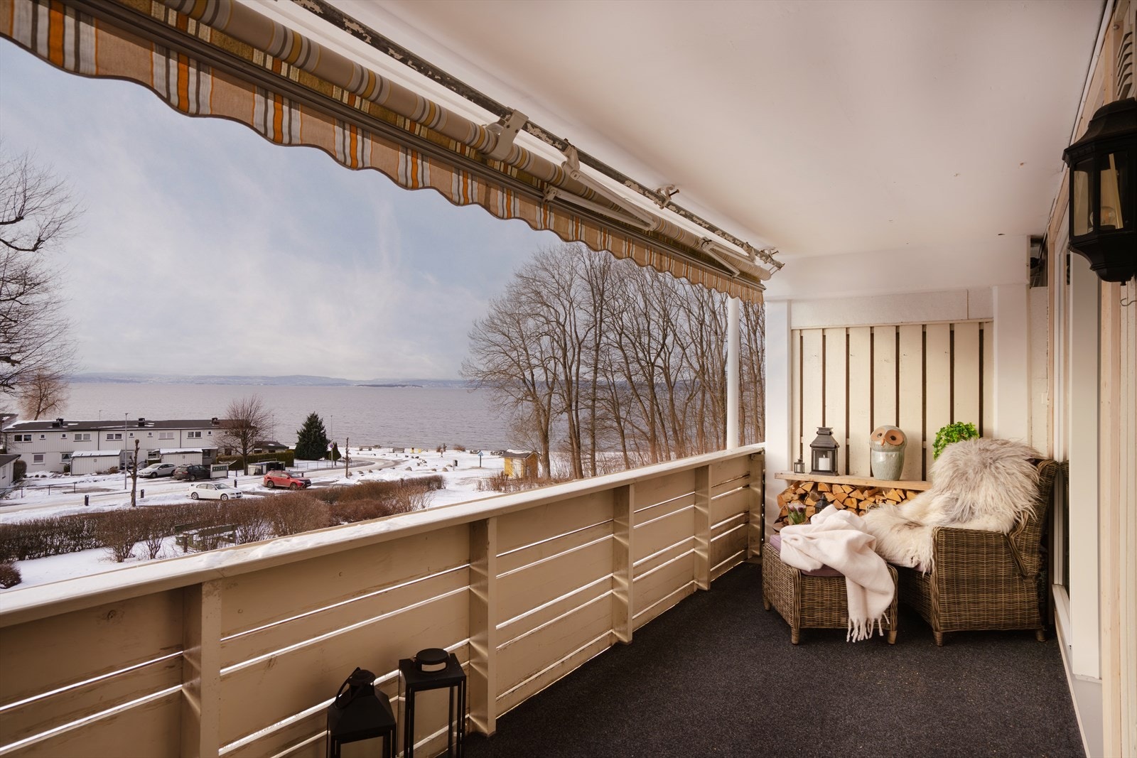 Markise for le på varme sommerdager. Galleribilde