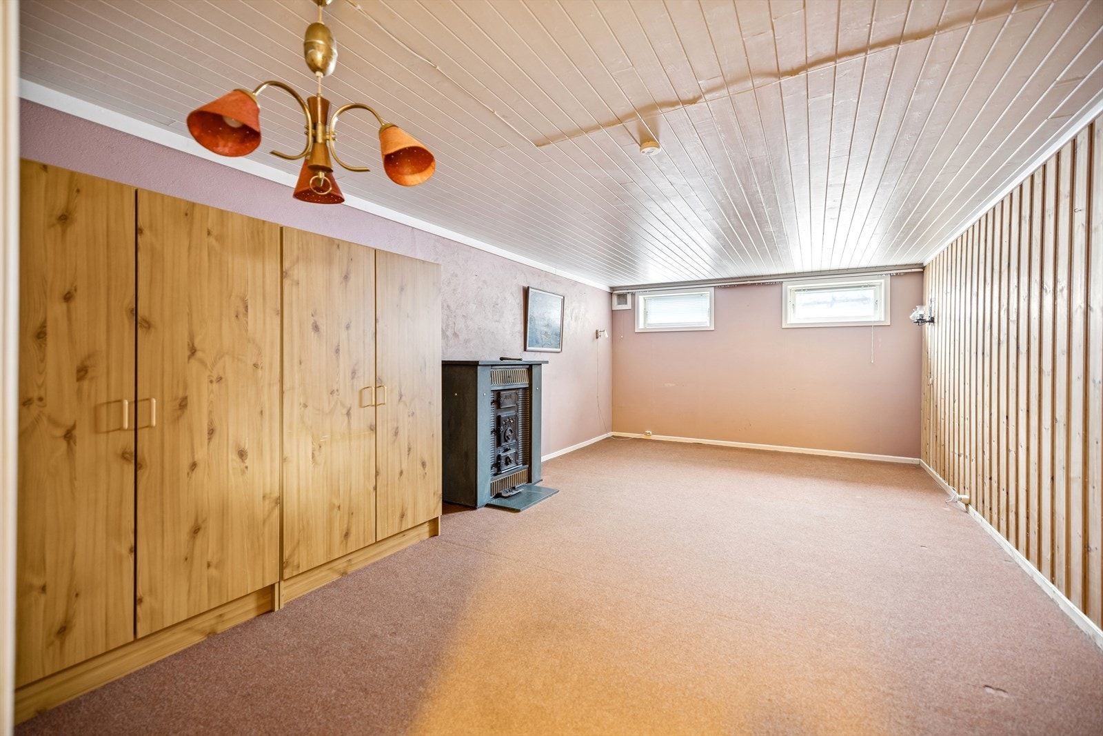 Innredet rom i kjelleren med en kombiovn. Rommet er en bruksendring fra hobbyrom som ikke er omsøkt. Galleribilde