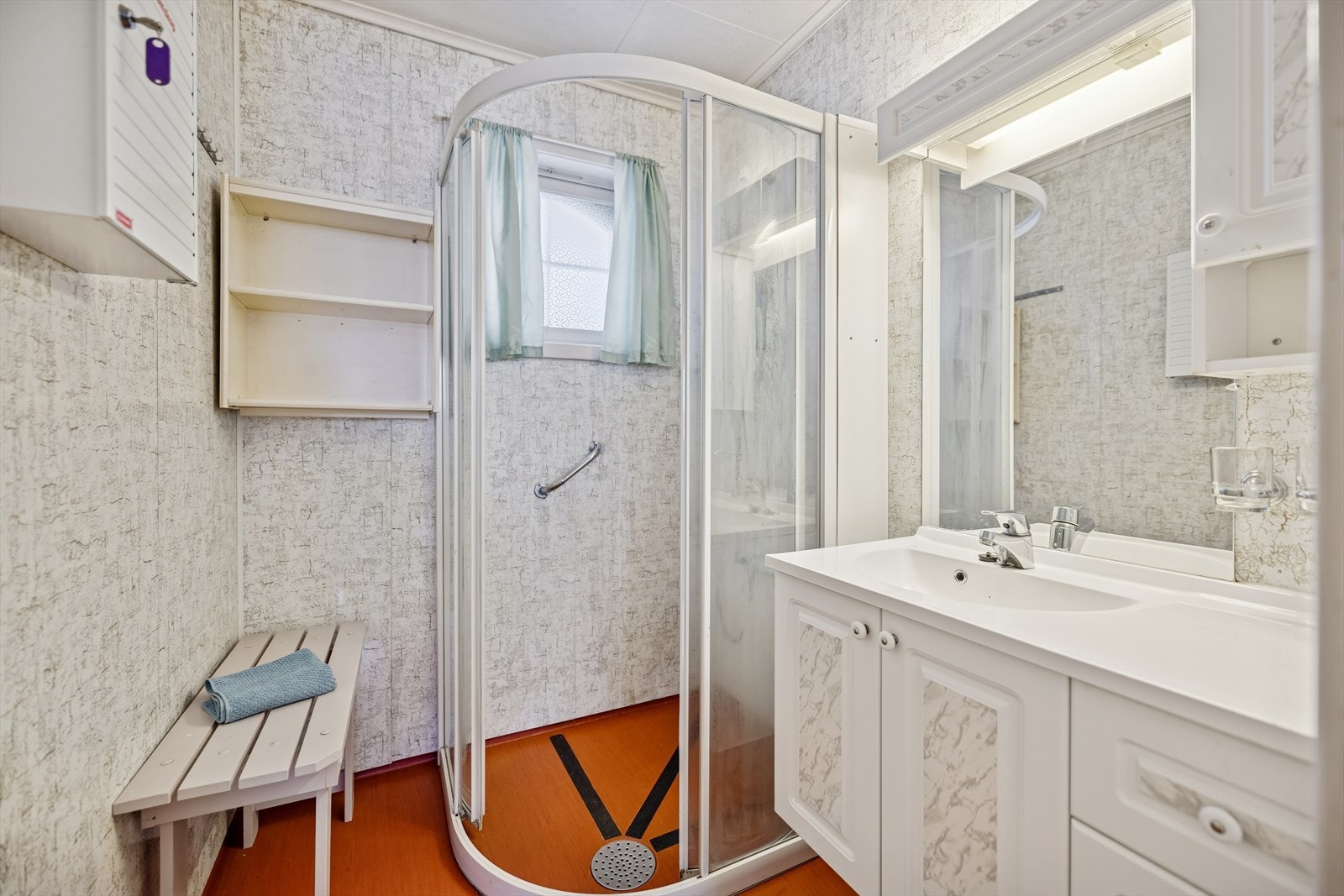 Badet i første etasje er utstyrt med dusjvegger, servantinnredning og våtromsplater. Galleribilde