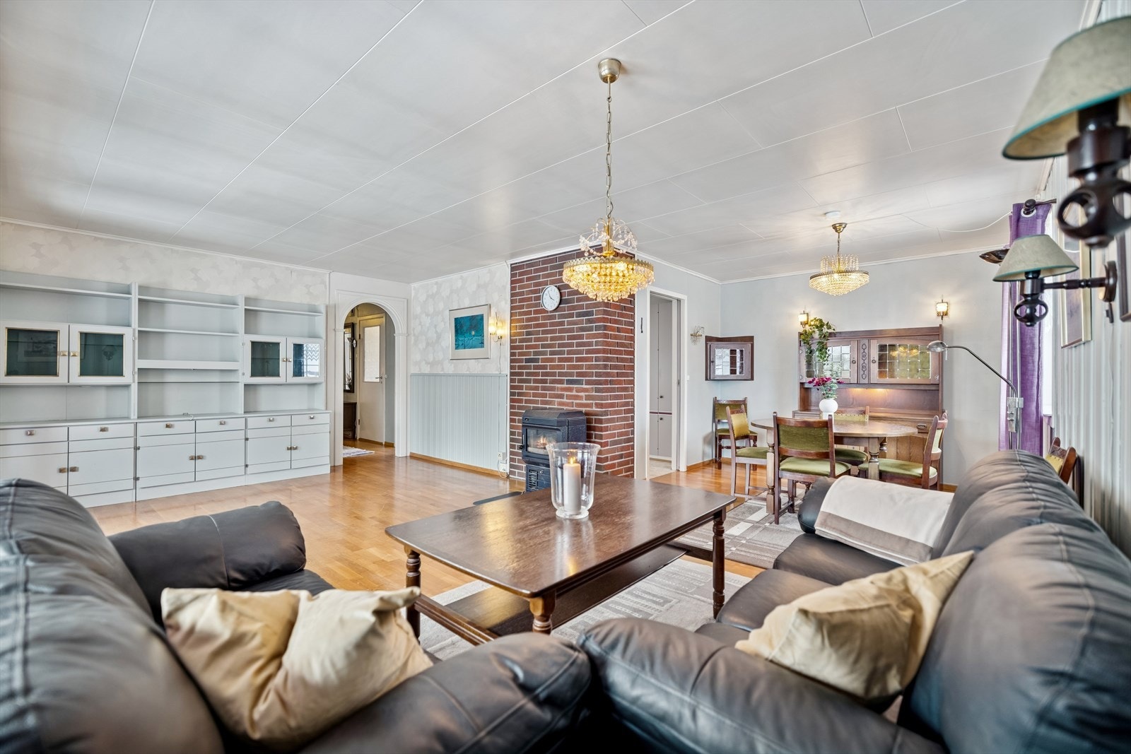 Stuen har flere vindusflater som gir gode lysforhold. Galleribilde