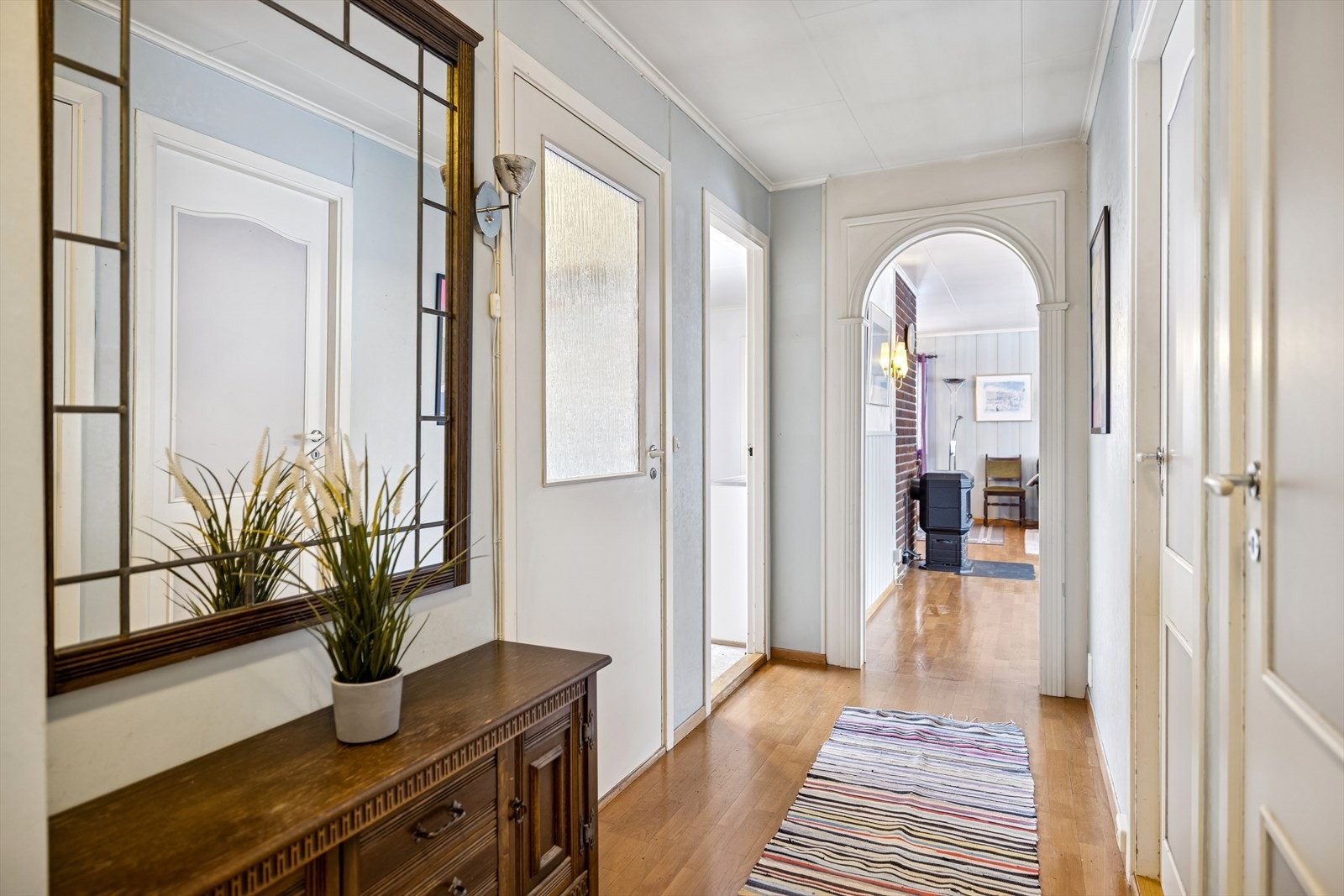 Fra gangen er det adkomst til boligens øvrige rom i første etasje. Galleribilde