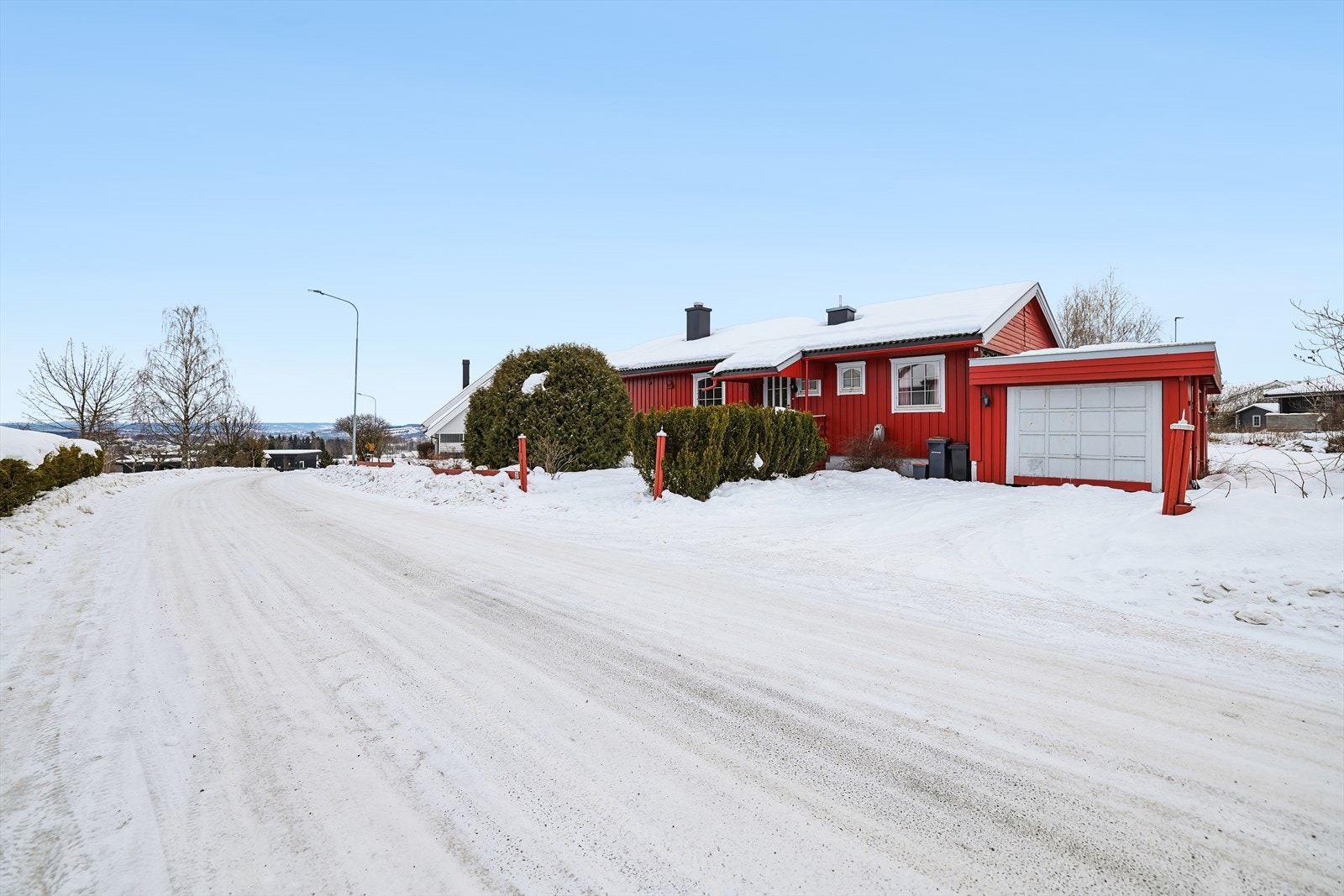 Boligen har en inntilbygget garasje på 16 m² med motorstyrt vippeport. Galleribilde