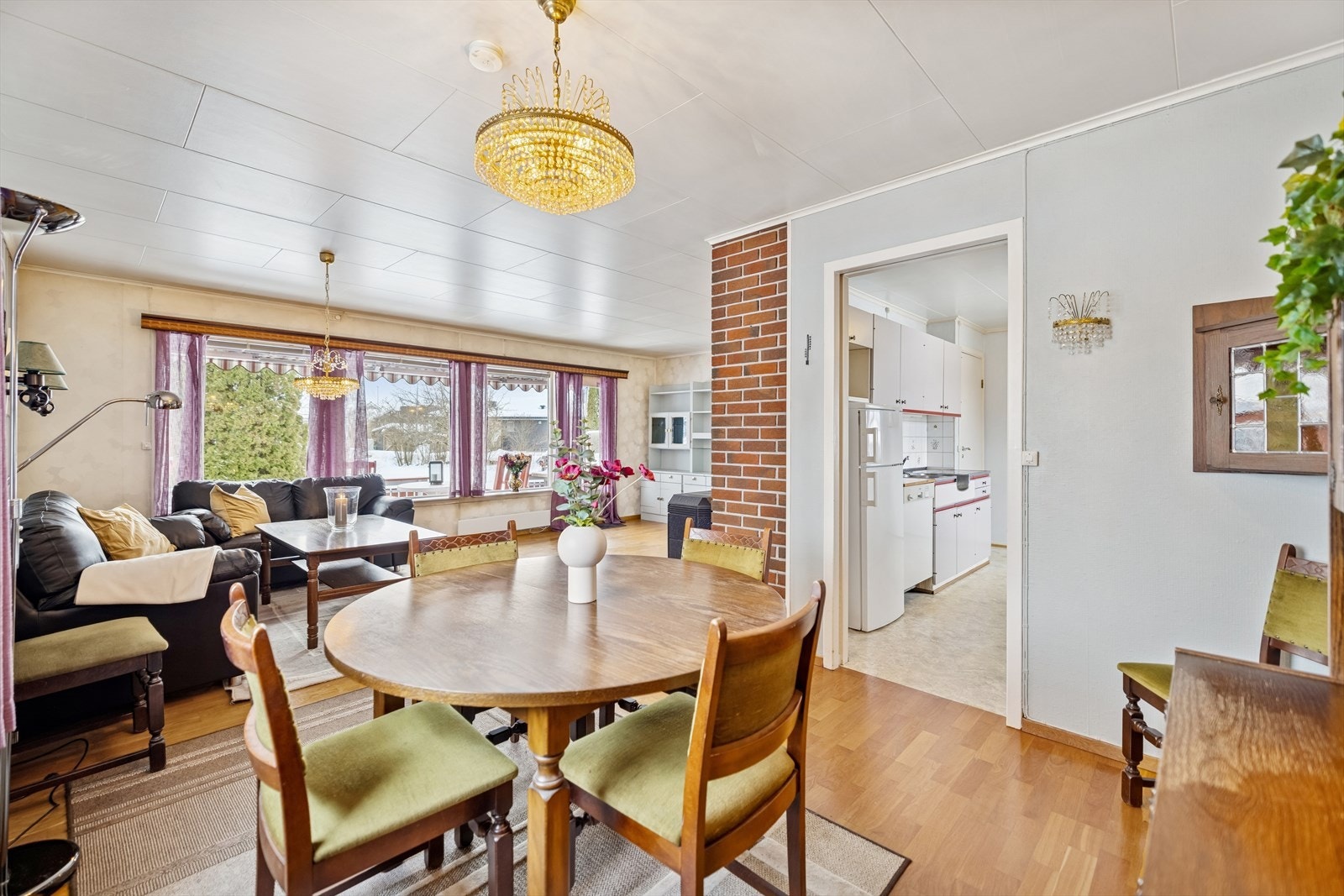 Fra spisestuedelen er det en åpen passasje inn til kjøkkenet. Galleribilde