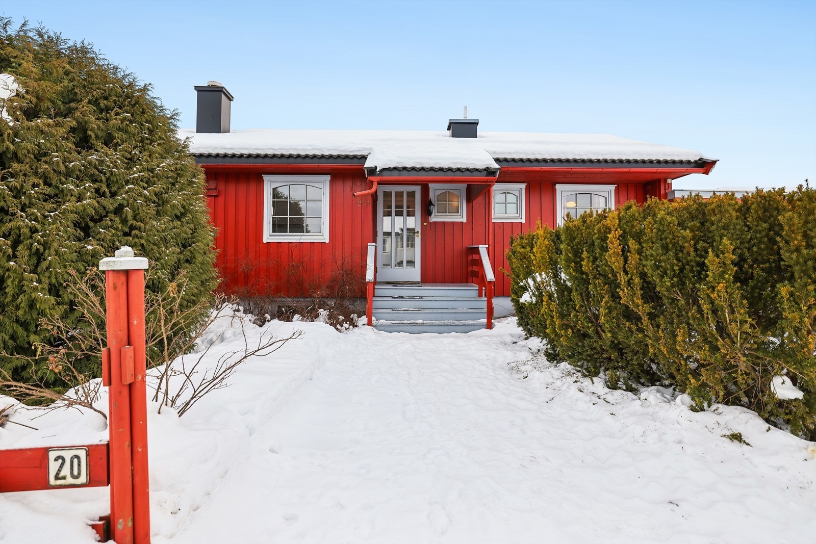 Pent inngangsparti med trapp og rekkverk i treverk. Galleribilde