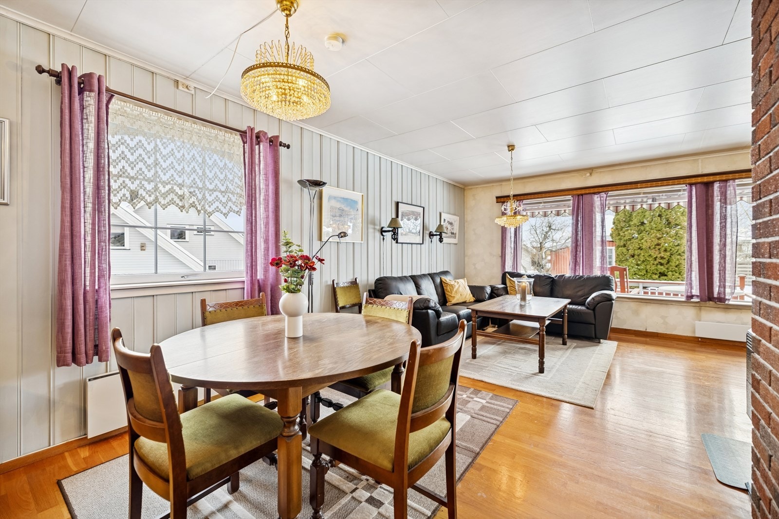 Lys og hyggelig stue med gode møbleringsmuligheter. Galleribilde