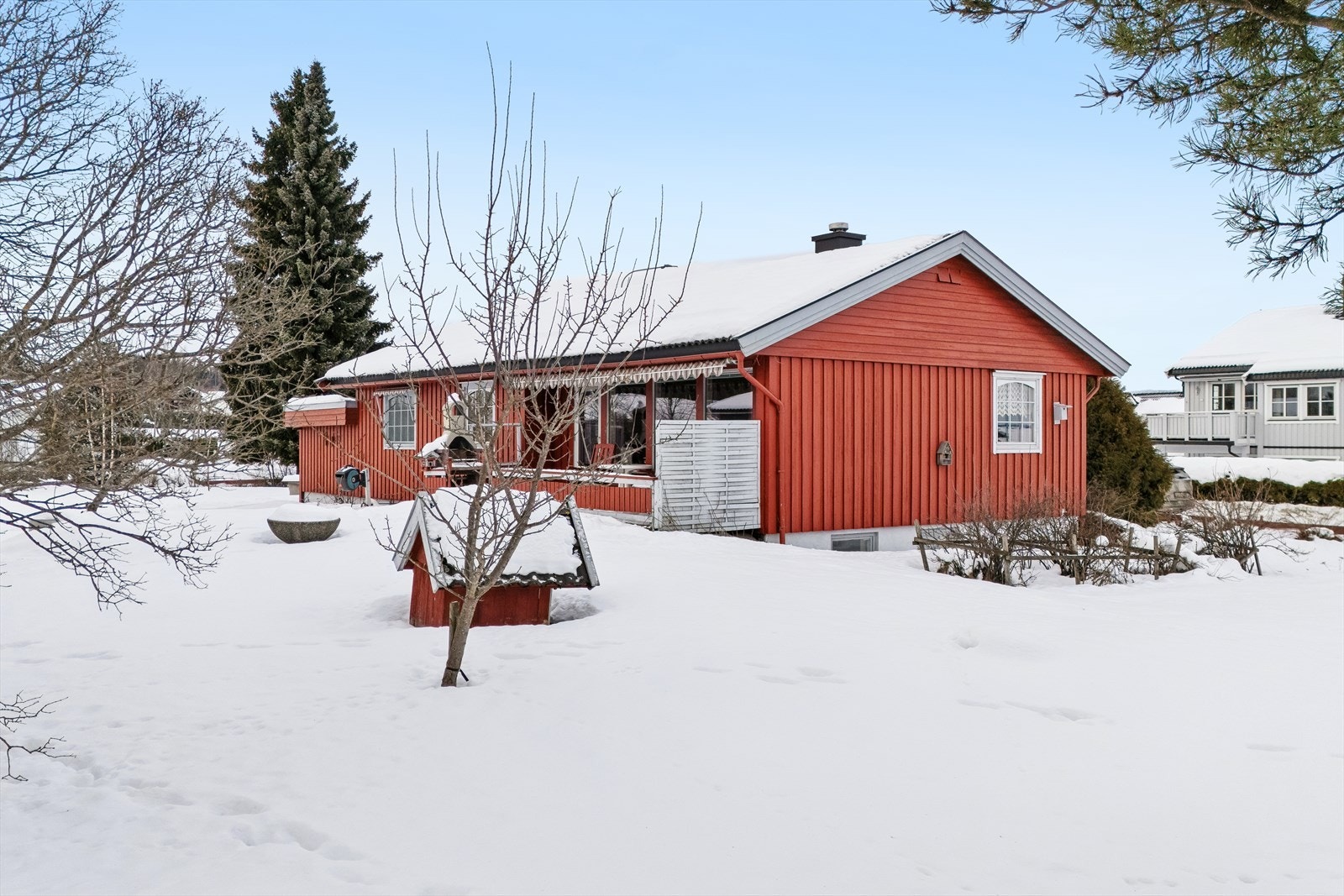 Eiendommen ligger i et etablert og barnevennlig boligområde på Smeby. Galleribilde