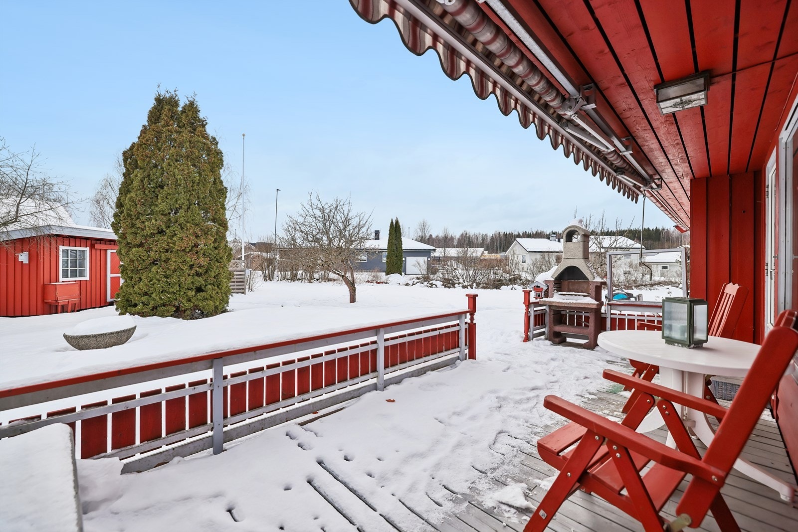 Terrassen har spaltegulv i treverk og en utvendig peis. Galleribilde