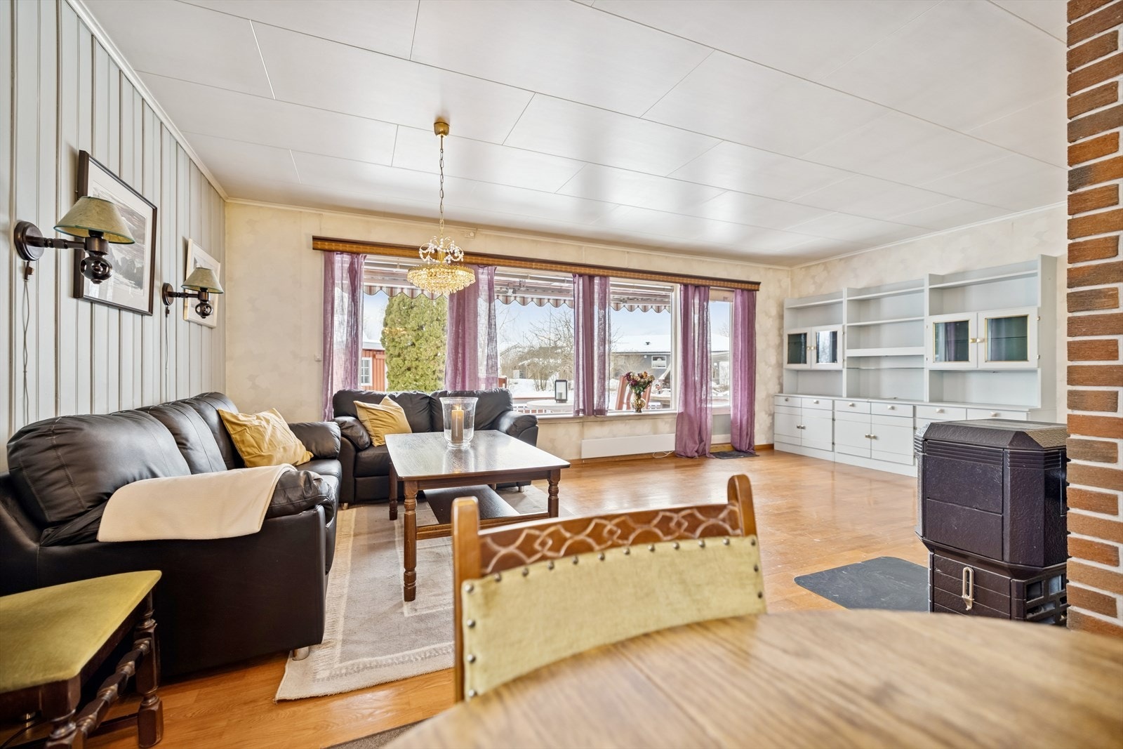 Romslig stue med god plass til både sofagruppe og spisebord. Galleribilde