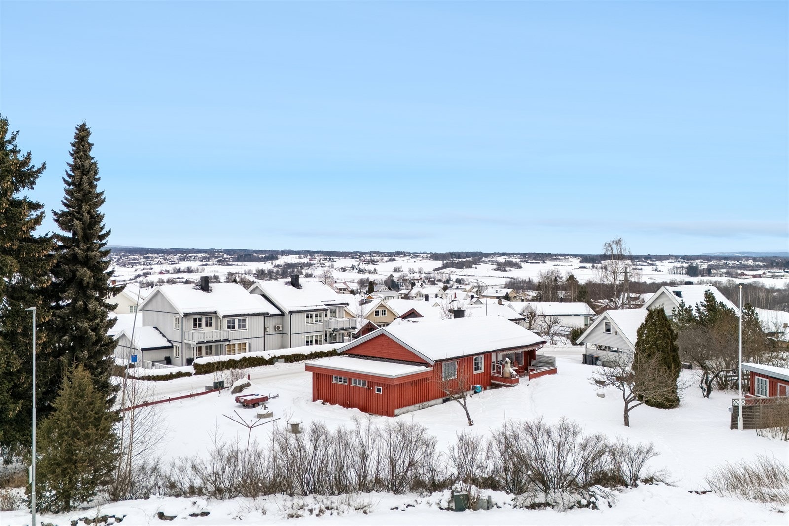 Eiendommen ligger i et svakt skrånende terreng med utsikt over nærområdet. Galleribilde