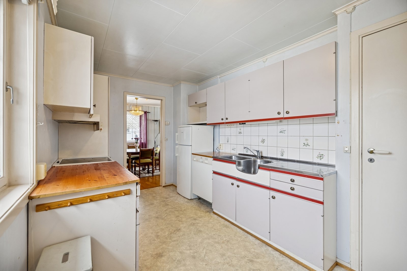 Separat kjøkken med innredning med slette fronter og benkeplater i heltre. Galleribilde