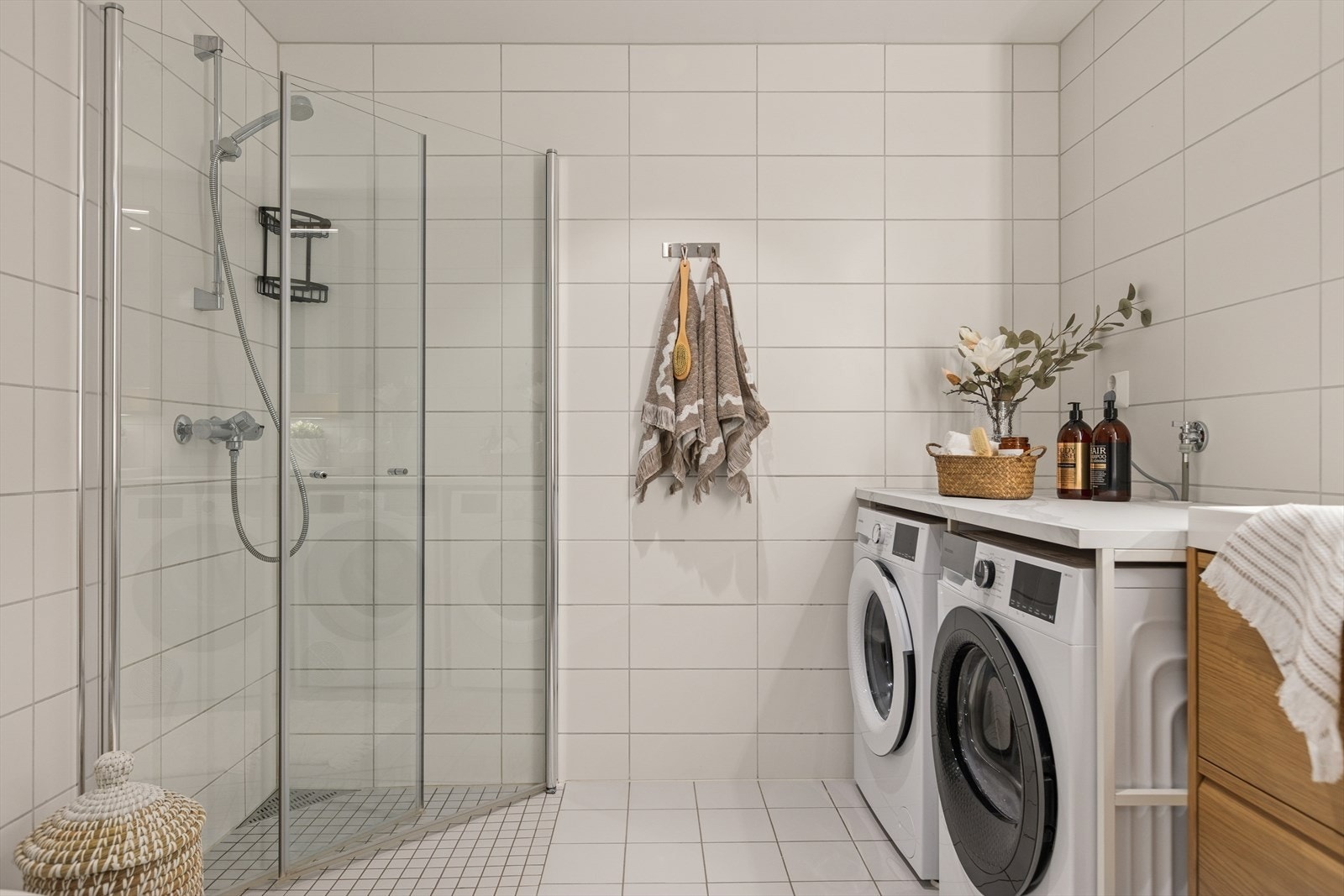 Dusjsone med innfellbare dører, takstmann registrert godkjent og godt fall i sluket. Galleribilde