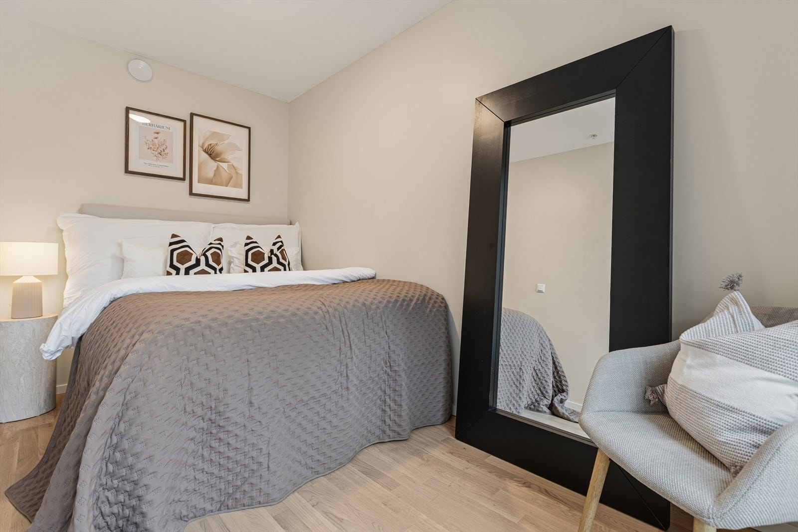 Her er det rikelig med plass til en stor seng og annet interiør. Galleribilde