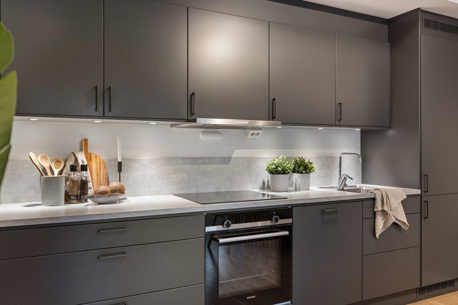 Dimbar LED under overskap for å skape en hyggelig atmosfære under matlaging. Galleribilde