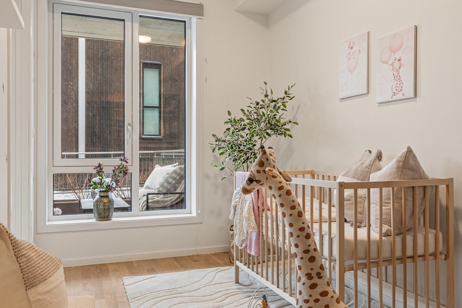 Perfekt barnerom, gjesterom eller hjemmekontor. Galleribilde