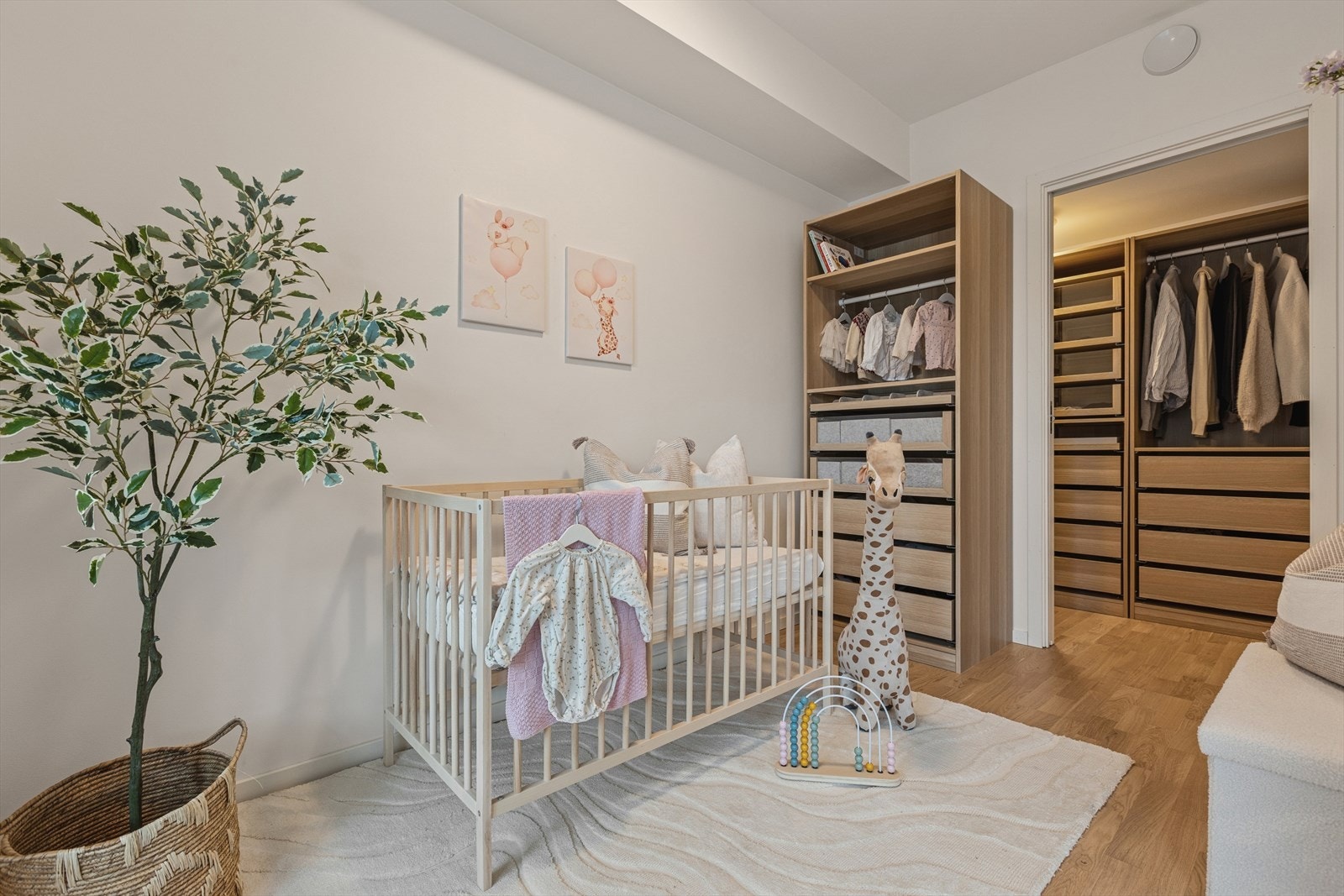 Soverommet er på 7,1 kvm og walk-in-closet er på ca. 3 kvm. Galleribilde