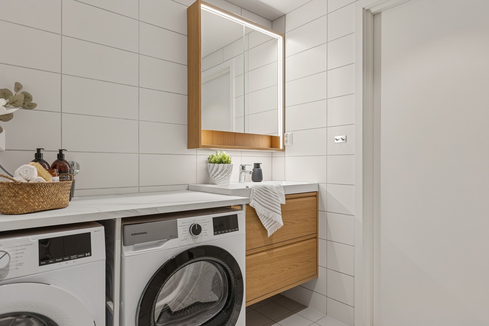 Her har selger lagt benkeplate over vaskemaskin og tørketrommel for å lage mer "arbeidsplass". Galleribilde