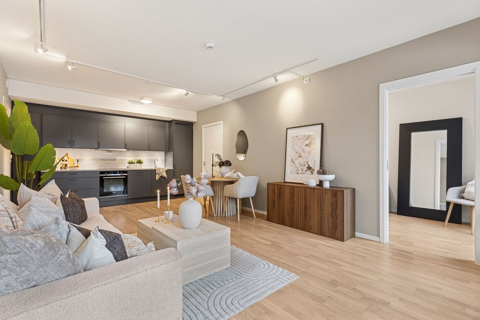 Leiligheten er malt i moderne fargevalg noe som gjør det enkelt å sette personlig preg på interiør. Galleribilde