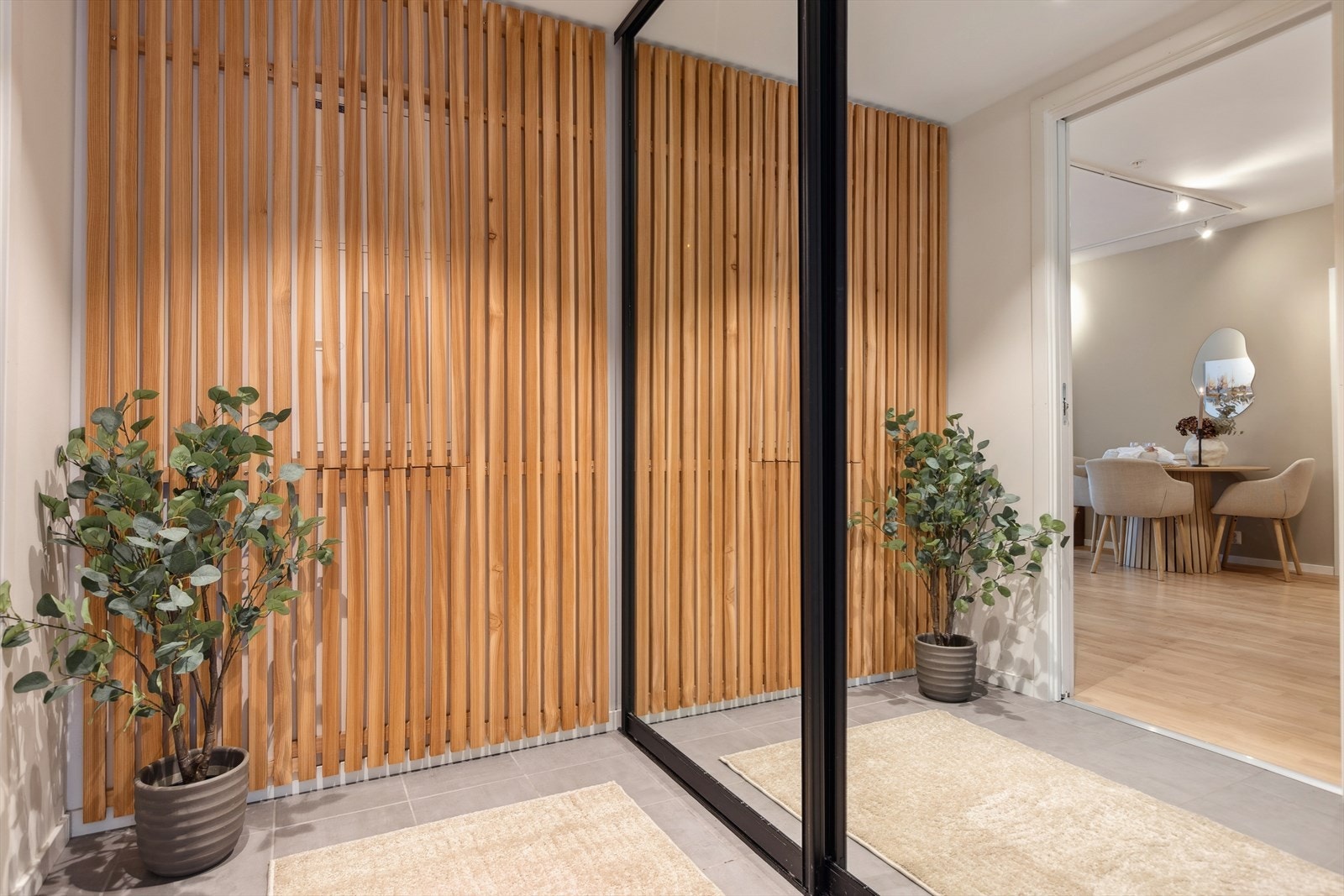 Gang med speilbygd skyvedørsgarderobe gir god lagringsplass. Galleribilde