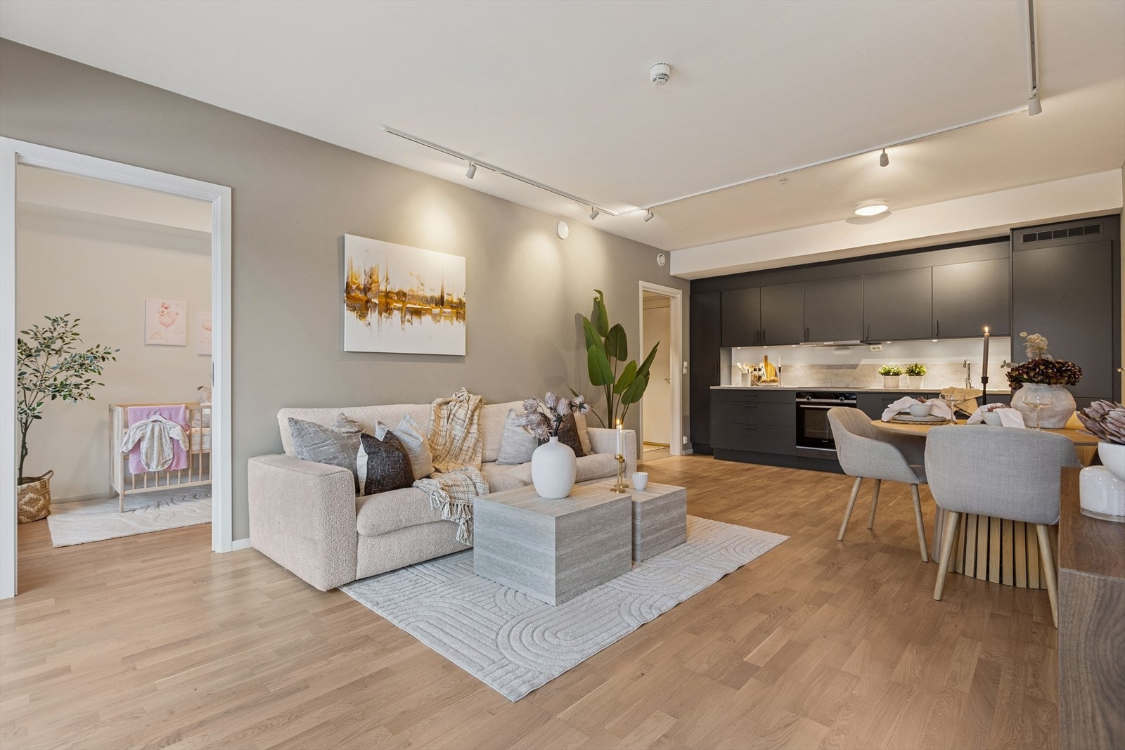 Leiligheten har en gjennomgående høy standard og fremstår i meget god stand. Galleribilde