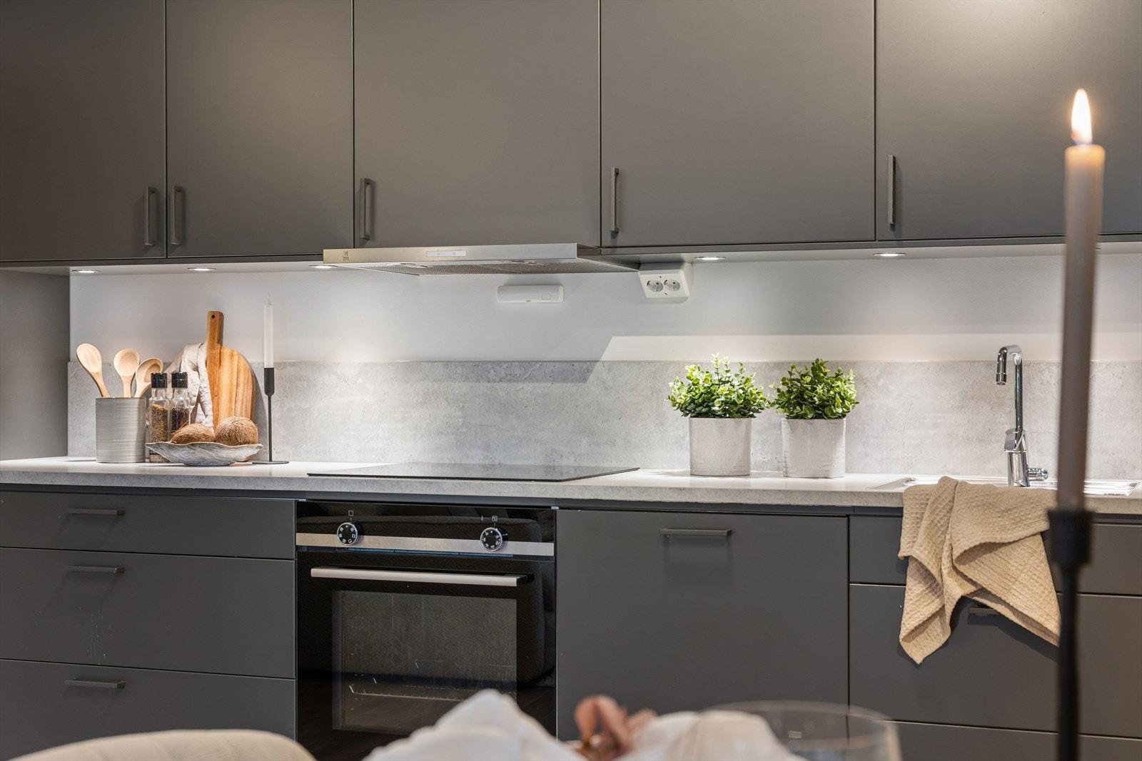 Kjøkkeninnredning bestående av folierte skrog med slette fronter og laminert benkeplate. Komfyrvakt over stekesonen og lekkasjevakt under skrog med vanninstallasjoner. Galleribilde