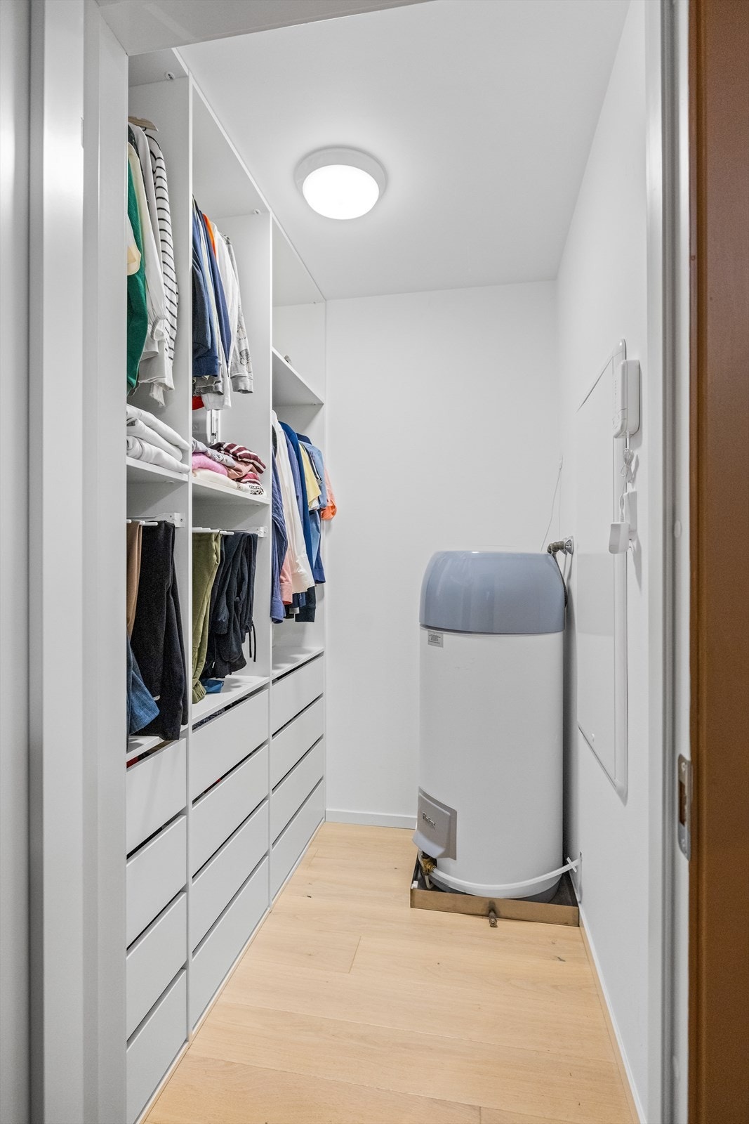 Godt med oppbevaringsplass i den tilhørende garderobeløsningen, som også fungerer som teknisk rom. Galleribilde