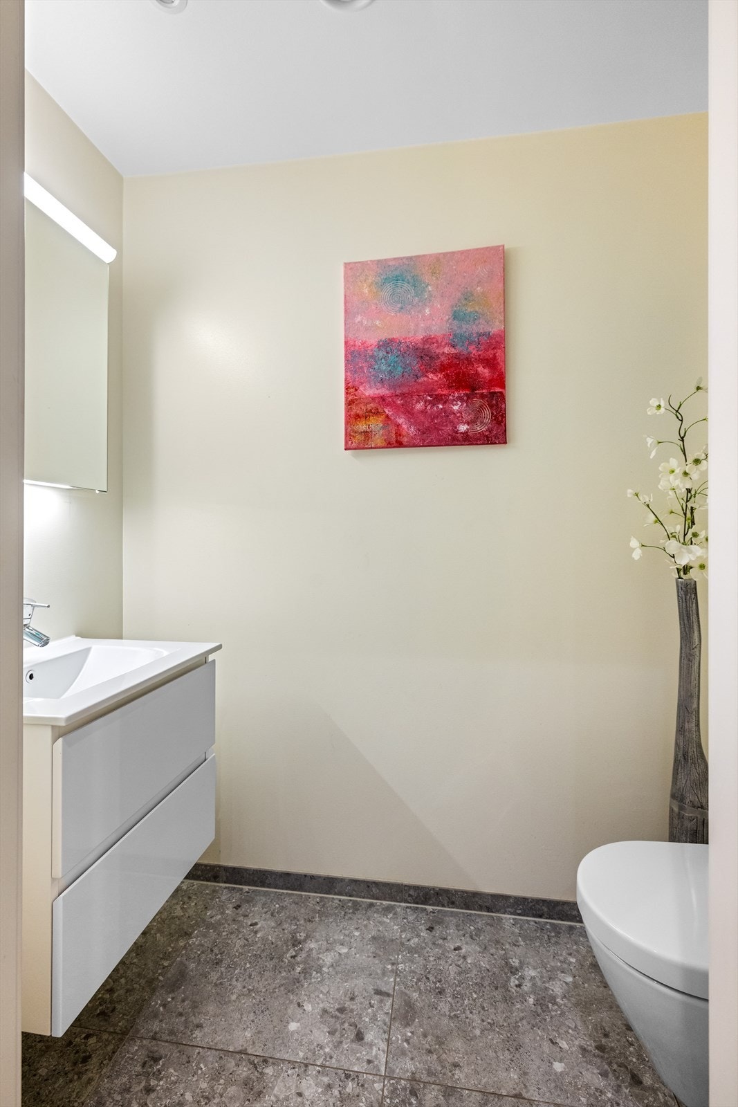 Praktisk, separat toalettrom med servant og gulvvarme. Galleribilde