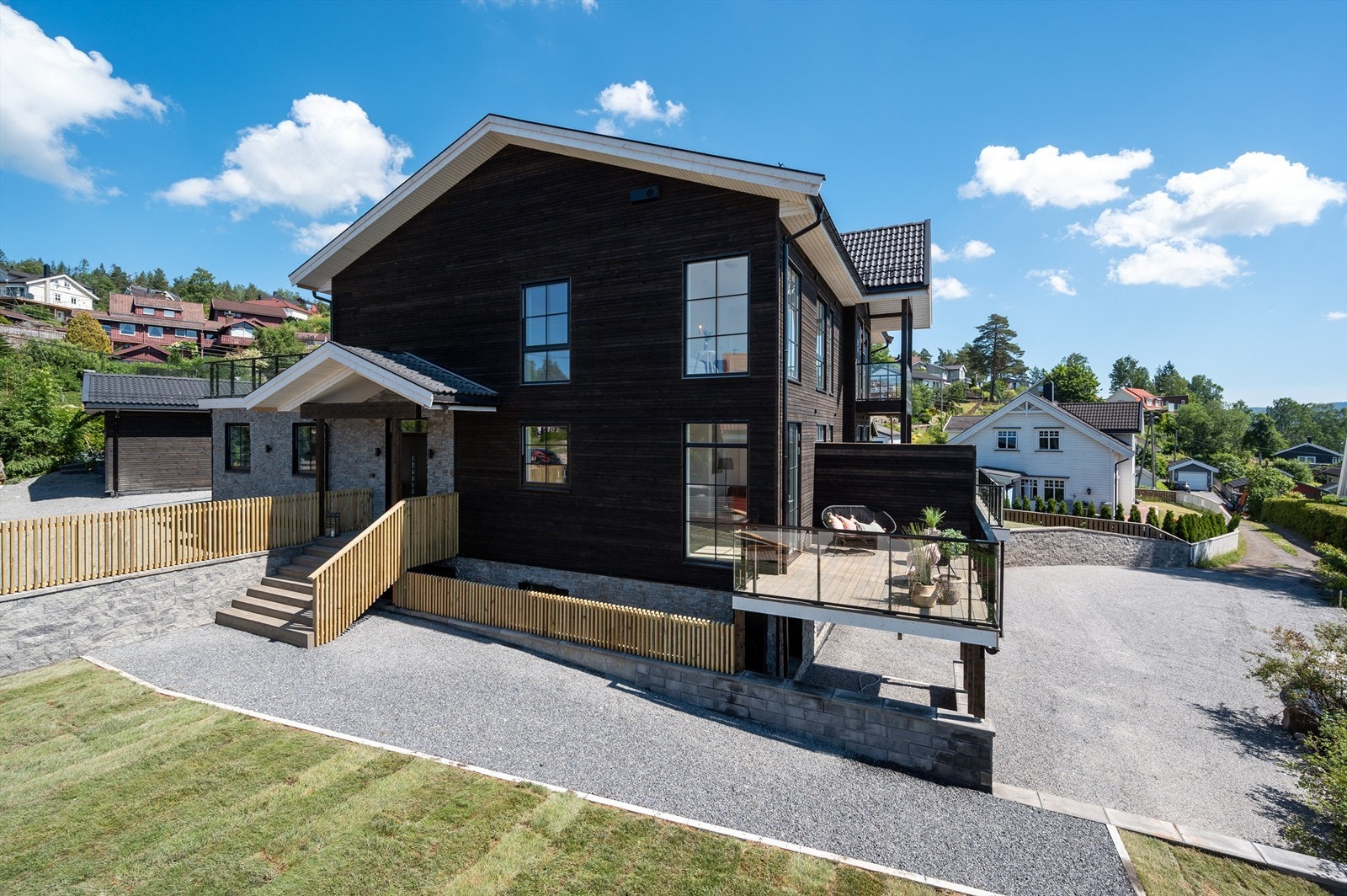 Eiendommen er pent opparbeidet med plen og gruslagt gårdsplass. Sommerbilder fra arkiv. Galleribilde