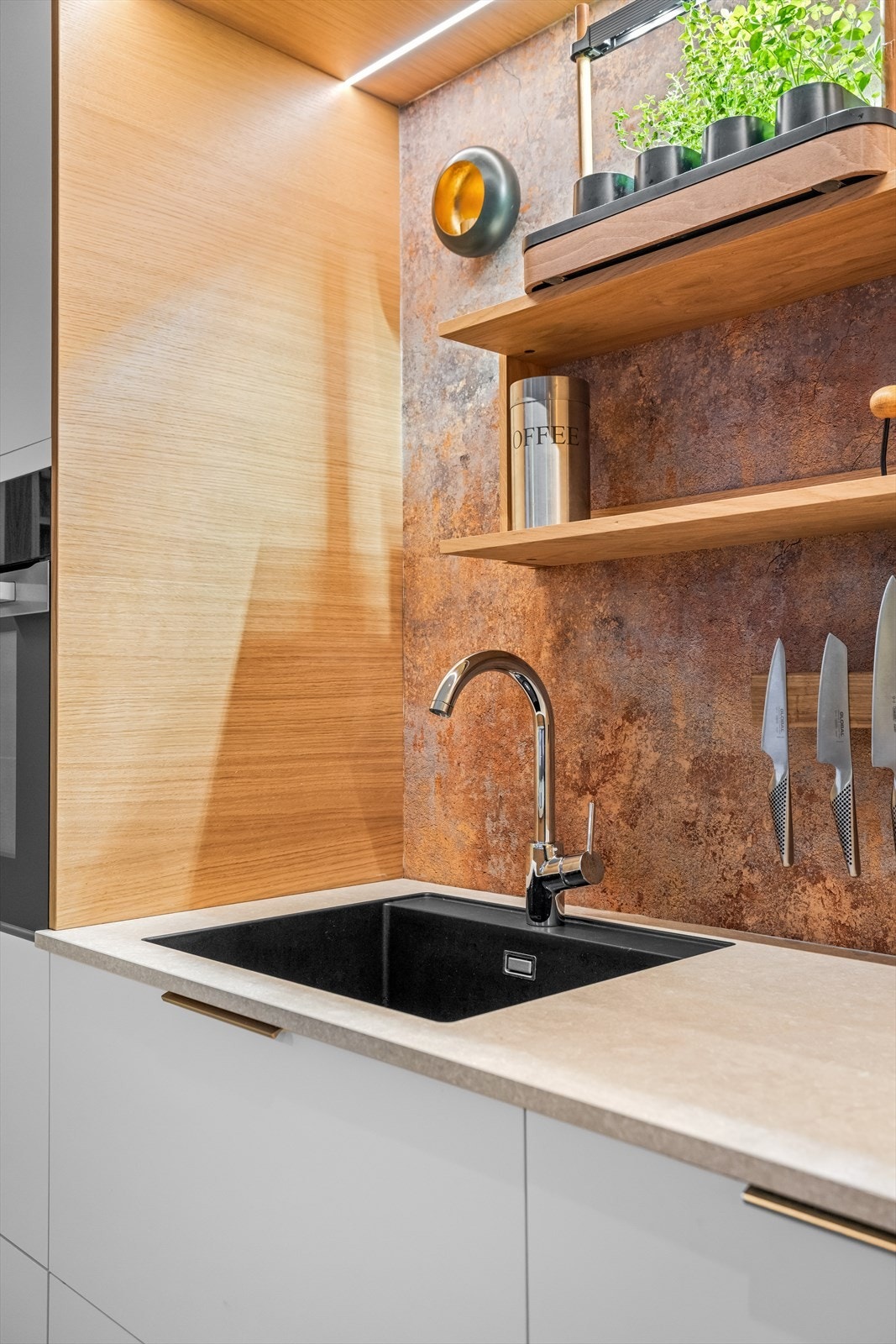 Underlimt vask gir et rent uttrykk og forenkler renholdet. Galleribilde