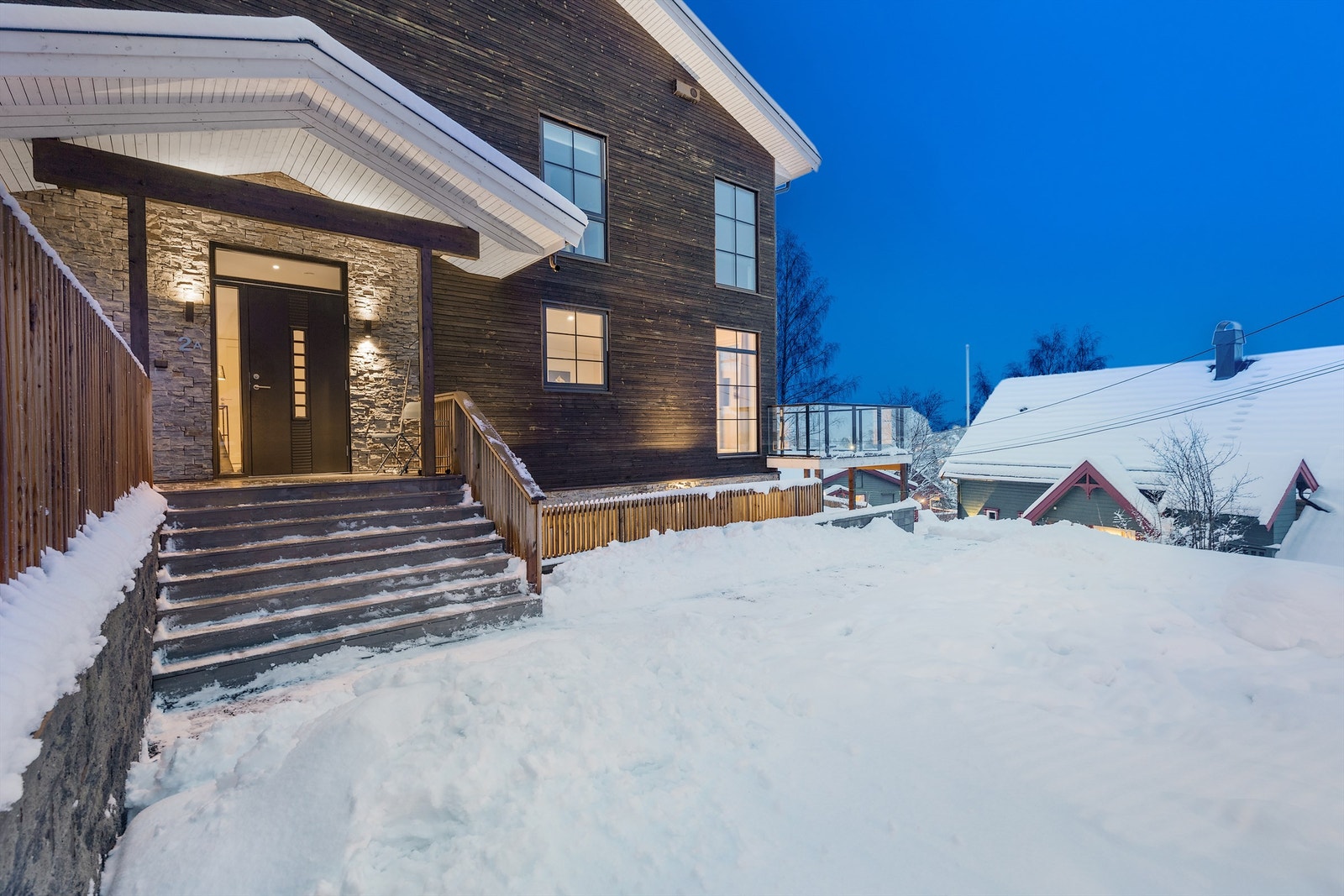 Overbygget inngangsparti med steinsatt fasade. Galleribilde