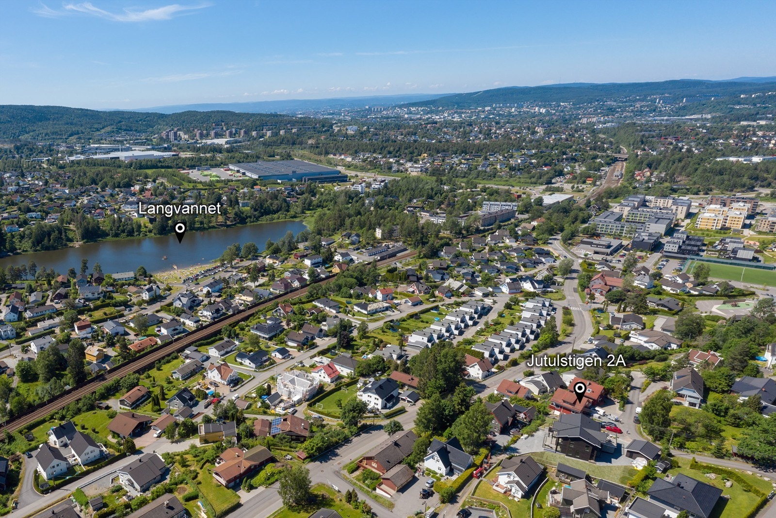 Nyt sommerdager ved Langvannet, som er tilrettelagt med badebrygge og sandvolleyballbaner. Sommerbilder fra arkiv. Galleribilde