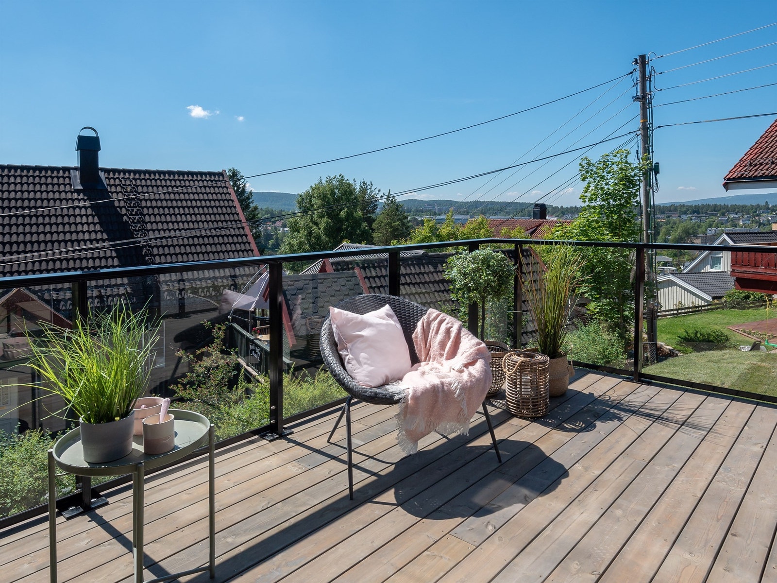 Boligen har flere terrasser og uteplasser med gode solforhold. Sommerbilder fra arkiv. Galleribilde