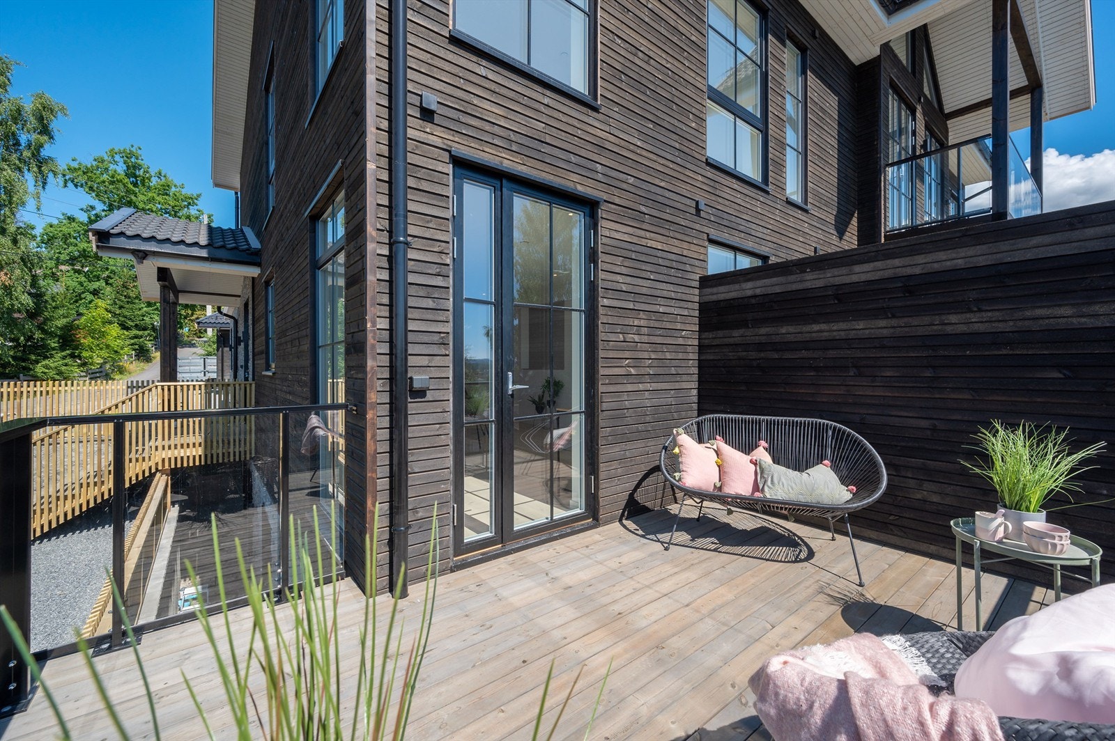 En privat og usjenert uteplass med god plass til utemøbler. Sommerbilder fra arkiv. Galleribilde